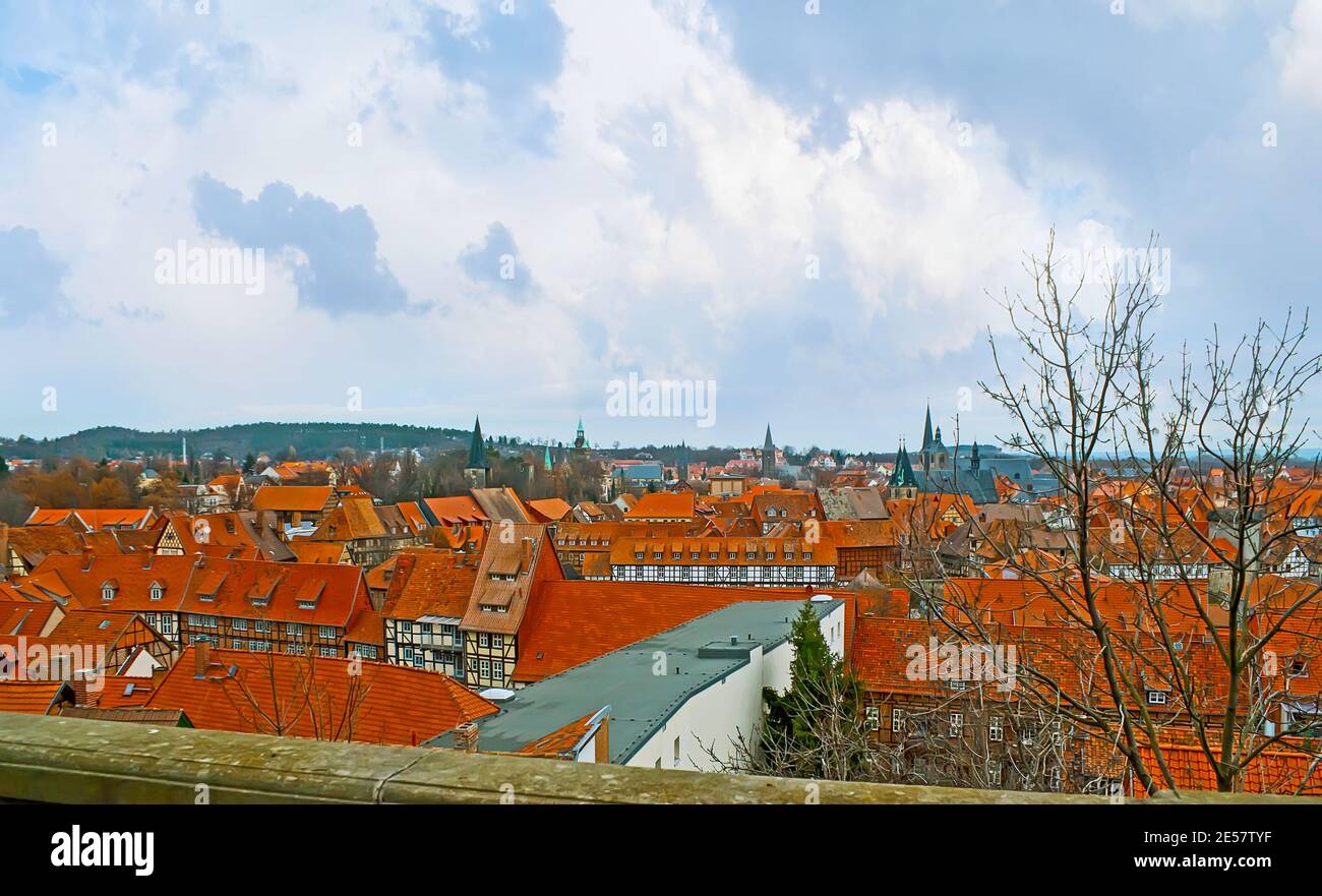 Die Aussichtsterrasse auf dem Schlossberg blickt auf die roten Ziegeldächer der Altstadt, ihre Türme und Glockentürme, Quedlinburg, Harz, Deutschland Stockfoto