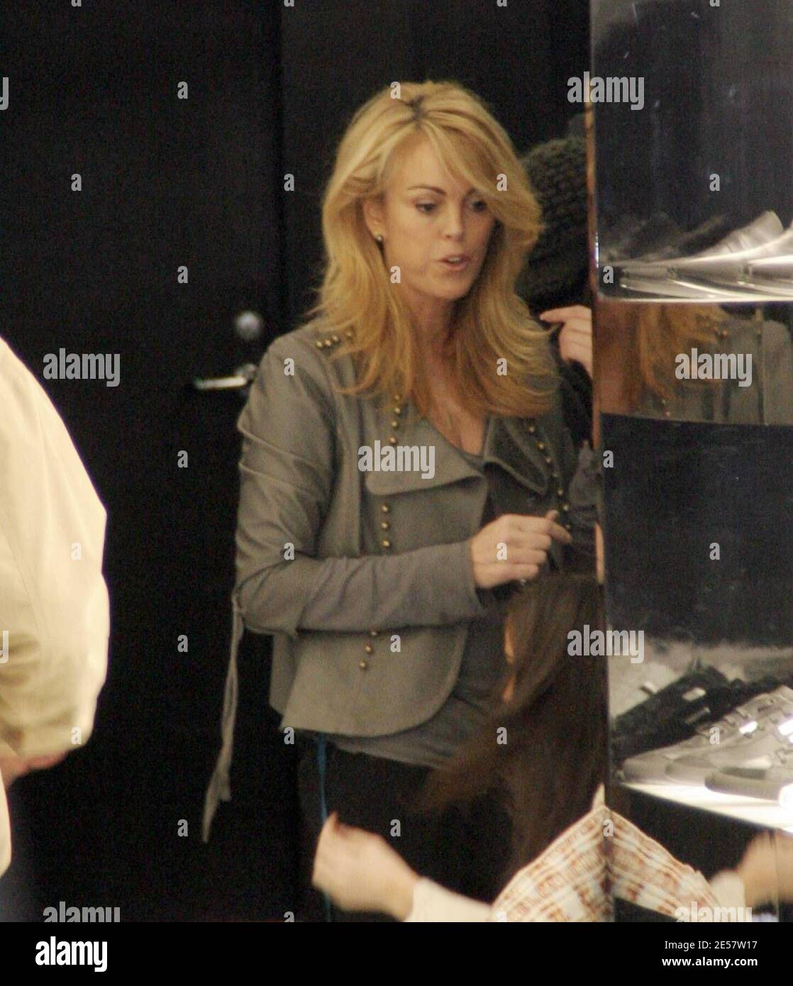 Lindsay Lohan nimmt sich eine Auszeit von Reha für einen Shopping-Trip zum Rodeo Drive in Beverly Hills, Ca. Die Starlett hatte Mutter Dina und kleine Schwester Ali Lohan mit ihr für die Gesellschaft. Der Ausflug mit der Familie schien ein glücklicher zu sein und man konnte Schmuck und Kleidung in ein paar Läden, darunter auch Dior, kaufen. 1/28/07 [[ral rac]] Stockfoto