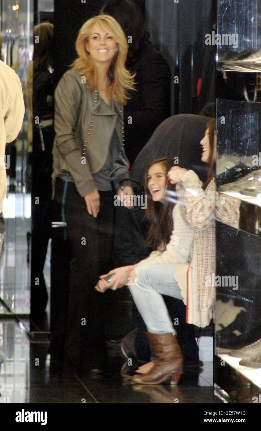 Lindsay Lohan nimmt sich eine Auszeit von Reha für einen Shopping-Trip zum Rodeo Drive in Beverly Hills, Ca. Die Starlett hatte Mutter Dina und kleine Schwester Ali Lohan mit ihr für die Gesellschaft. Der Ausflug mit der Familie schien ein glücklicher zu sein und man konnte Schmuck und Kleidung in ein paar Läden, darunter auch Dior, kaufen. 1/28/07 [[ral rac]] Stockfoto