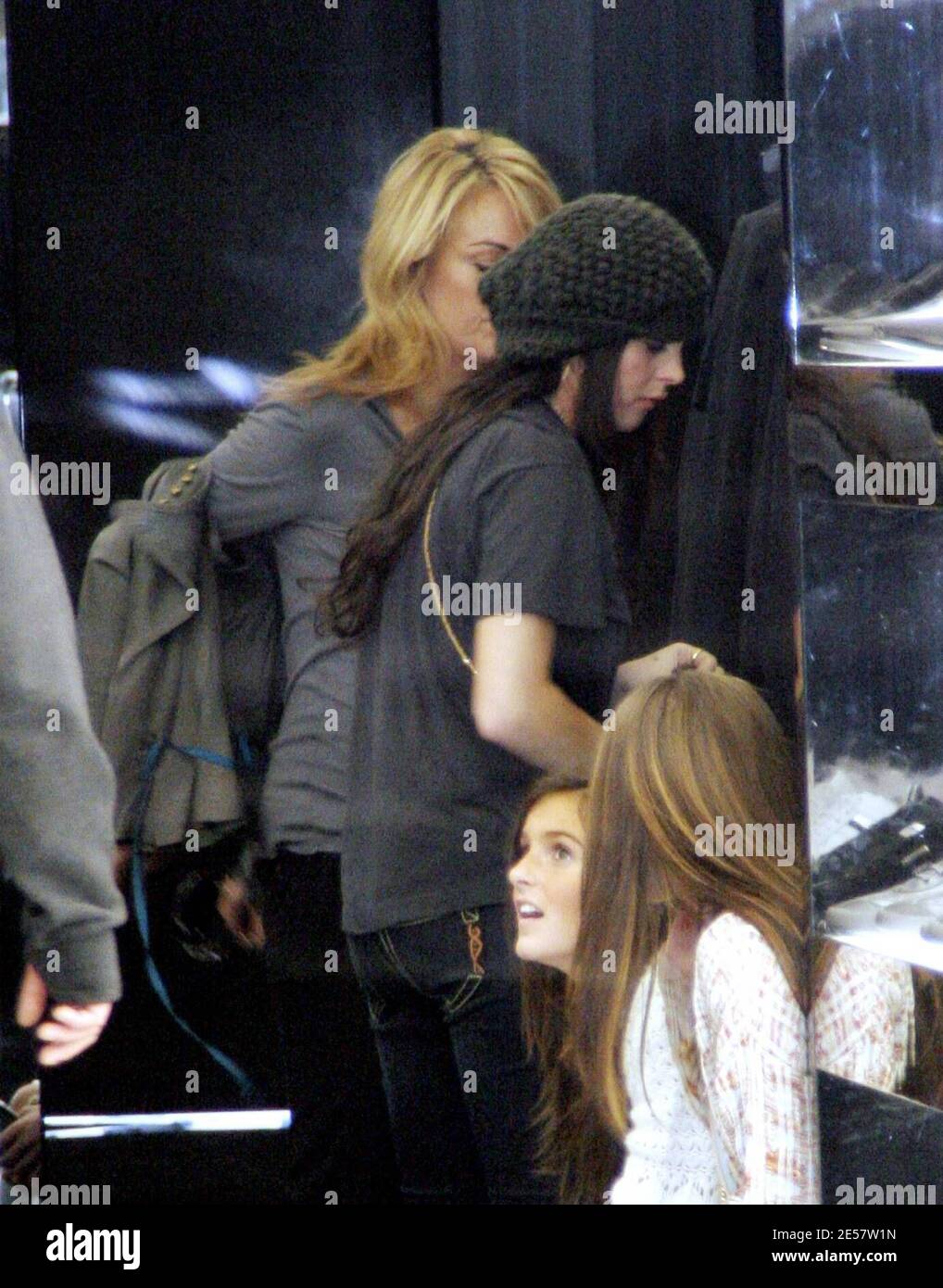 Lindsay Lohan nimmt sich eine Auszeit von Reha für einen Shopping-Trip zum Rodeo Drive in Beverly Hills, Ca. Die Starlett hatte Mutter Dina und kleine Schwester Ali Lohan mit ihr für die Gesellschaft. Der Ausflug mit der Familie schien ein glücklicher zu sein und man konnte Schmuck und Kleidung in ein paar Läden, darunter auch Dior, kaufen. 1/28/07 [[ral rac]] Stockfoto