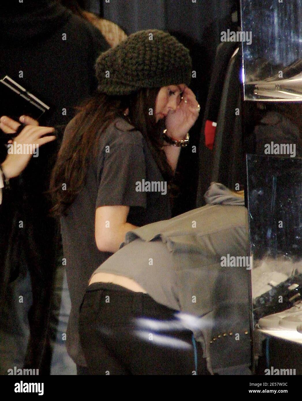 Lindsay Lohan nimmt sich eine Auszeit von Reha für einen Shopping-Trip zum Rodeo Drive in Beverly Hills, Ca. Die Starlett hatte Mutter Dina und kleine Schwester Ali Lohan mit ihr für die Gesellschaft. Der Ausflug mit der Familie schien ein glücklicher zu sein und man konnte Schmuck und Kleidung in ein paar Läden, darunter auch Dior, kaufen. 1/28/07 [[ral rac]] Stockfoto