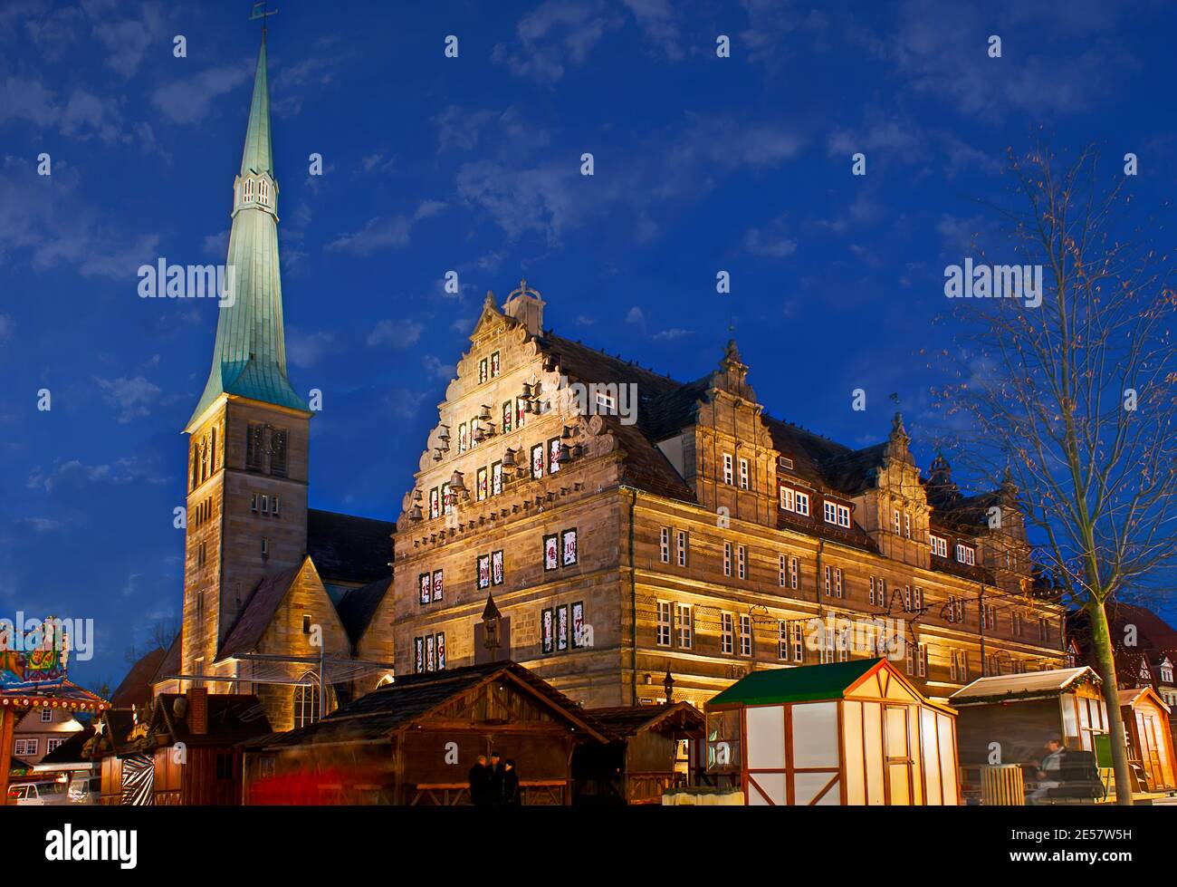 Der hohe Glockenturm der St. Nikolaus Marktkirche neben dem