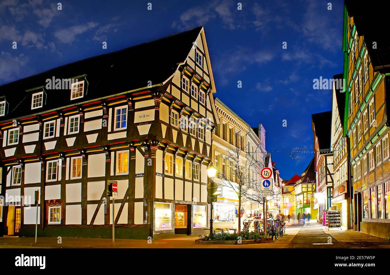 HAMELN, DEUTSCHLAND - 22. NOVEMBER 2012: Die Ecke der Straßen Baustraße und Ritterstraße mit malerischen farbigen Fachwerkhäusern, touristischen Geschäften und Stockfoto