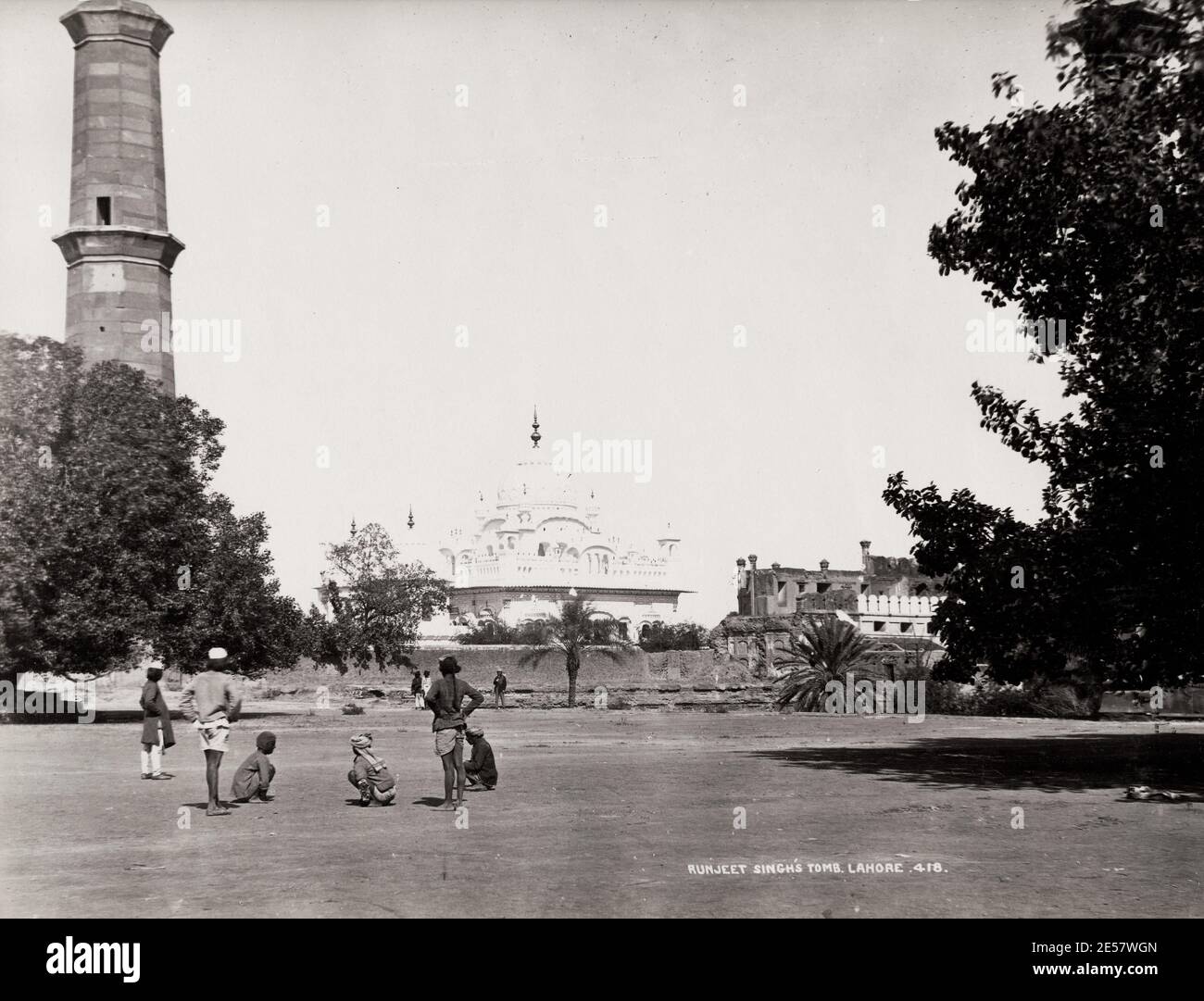 19. Jahrhundert Vintage-Foto: Ranjit Singhs Grab, das ein Gebäude aus dem 18. Jahrhundert in Lahore, Pakistan ist, das die Begräbnisurnen des Sikh-Herrschers Ranjit Singh beherbergt Stockfoto