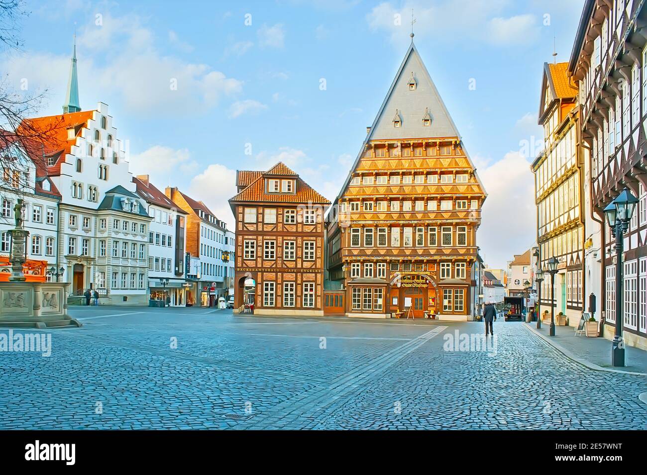 HILDESHEIM, 22. NOVEMBER 2012: Der Markt ist berühmt für seine kunstvollen historischen Halbholzhäuser - Bäcker und Metzgerei, Stufenhaus Stockfoto