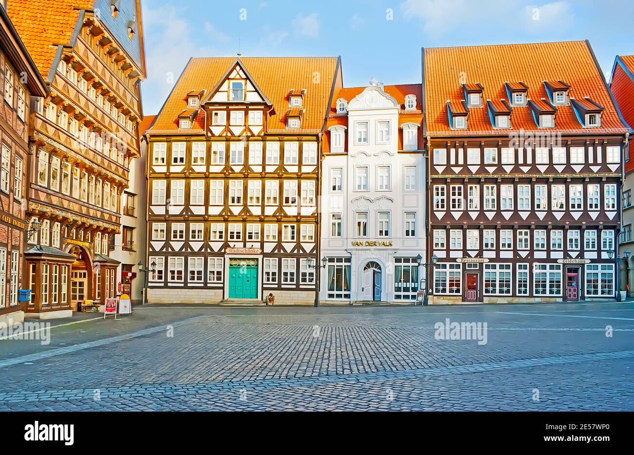 HILDESHEIM, 22. NOVEMBER 2012: Das architektonische Ensemble des Marktplatzes mit Halbholzhäusern der Stadtschänke und der Weberinnungshalle, auf Nr. Stockfoto