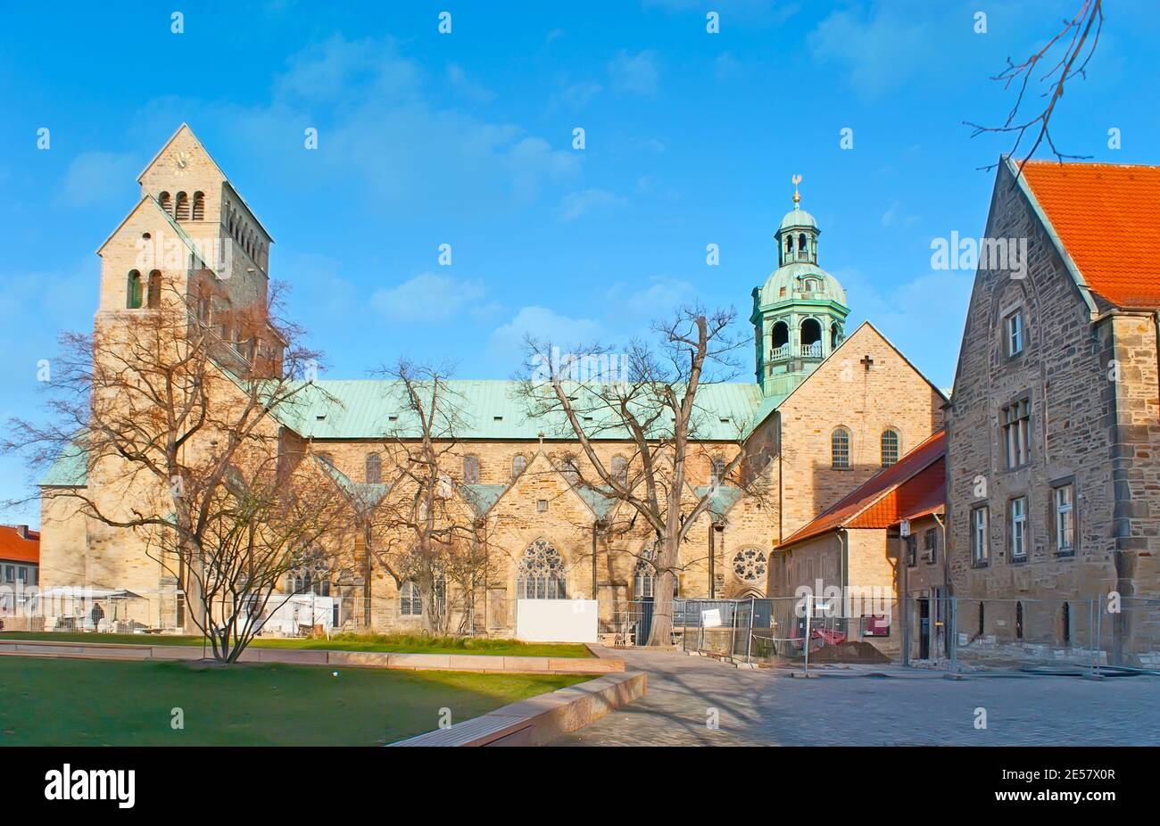 Der monumentale romanische Hildesheimer Dom zur Himmelfahrt der Heiligen Maria, Hildesheim, Deutschland Stockfoto