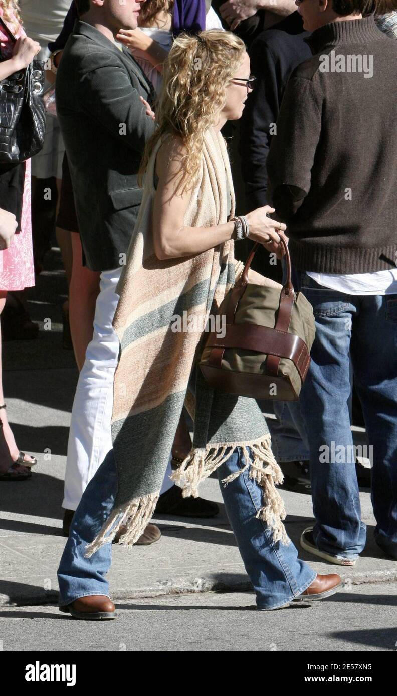 Sheryl Crow geht auf eine Pre-Oscars Party in Beverly Hills, ca. als Mexikaner komplett mit Poncho. 24/07 [[rac ral]] Stockfoto