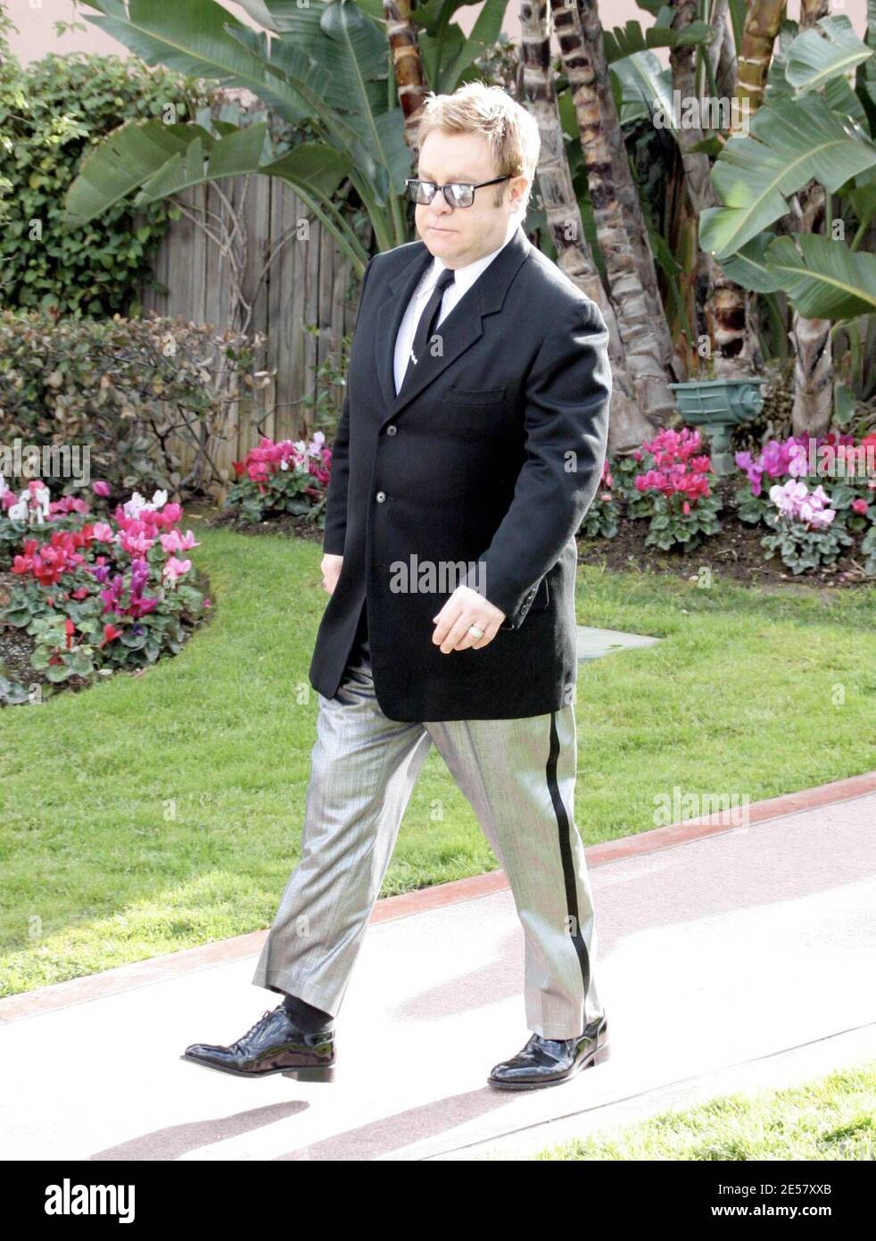Exklusiv!! Elton John verlässt sein Hotel, um sich auf den Weg zu den Oscars in Hollywood zu machen. Ich bin mir nicht sicher, was Elton mit seinem Putsch macht und was für ein seltsames Statement trägt! 25/07 [[rac ral]] Stockfoto