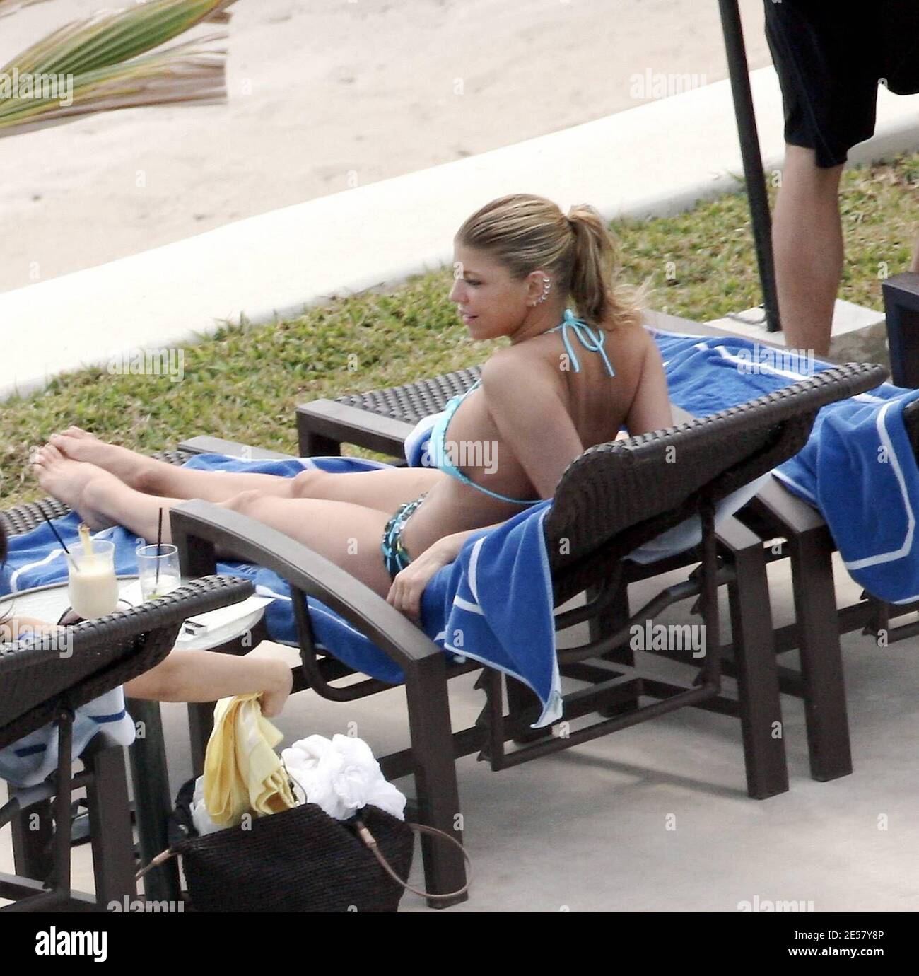 Exklusiv!! Fergie und ihr Freund Josh Duhamel entspannen sich am Pool in ihrem Luxushotel in Mexiko. Das Paar lächelte alle, als sie in der Sonne faulenzten und auf das Meer blickten. An einem Punkt schien Duhamel große Bewunderung über Fergies Gesäß auszudrücken.3/6/07 [[rac]] Stockfoto