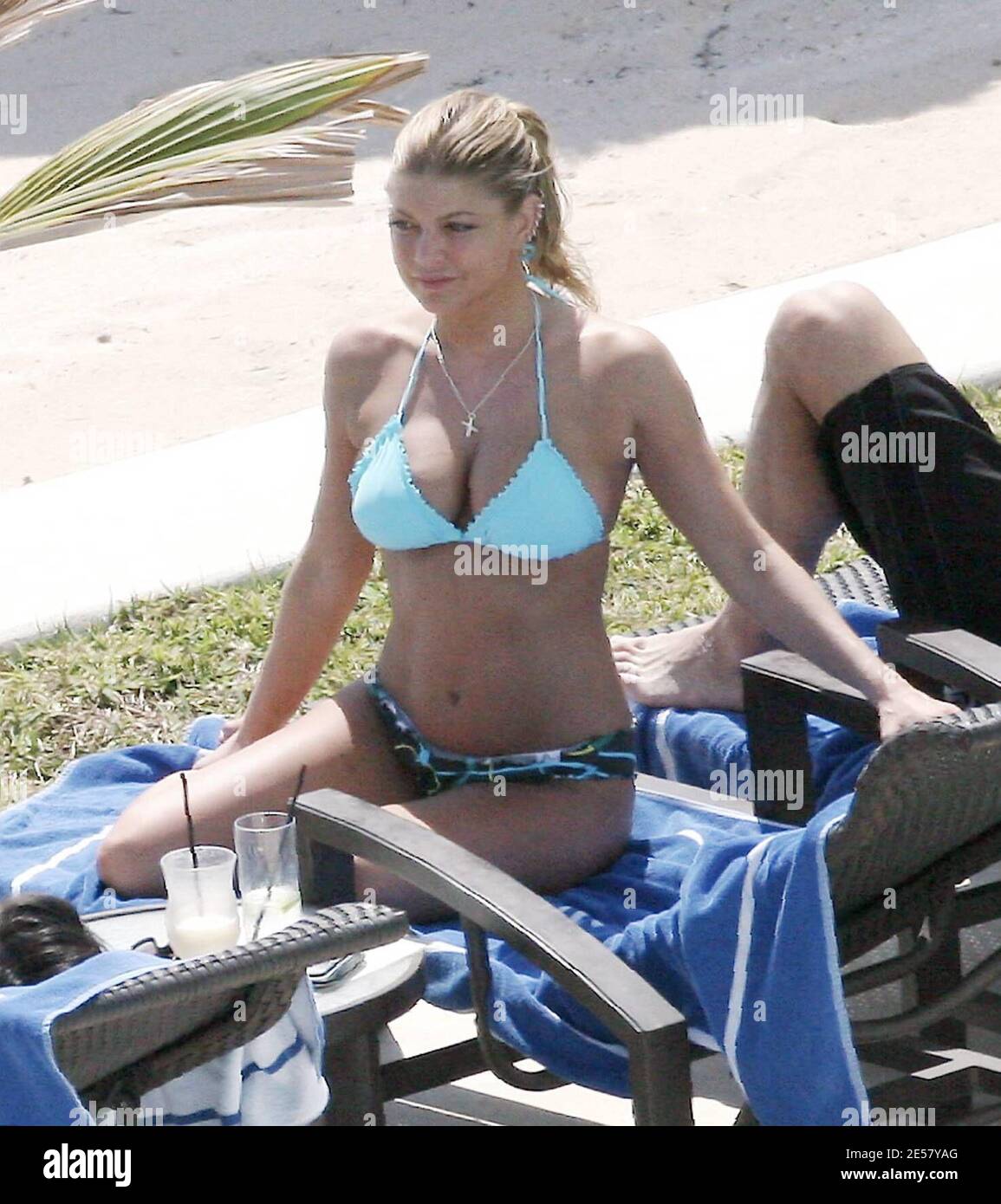 Exklusiv!! Fergie und ihr Freund Josh Duhamel entspannen sich am Pool in ihrem Luxushotel in Mexiko. Das Paar lächelte alle, als sie in der Sonne faulenzten und auf das Meer blickten. An einem Punkt schien Duhamel große Bewunderung über Fergies Gesäß auszudrücken.3/6/07 [[rac]] Stockfoto