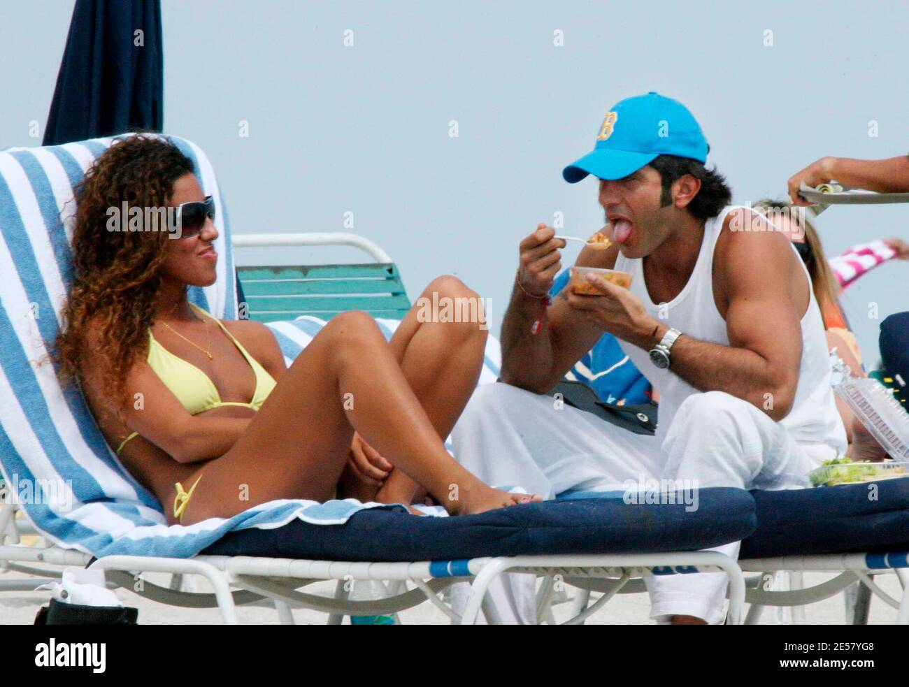 Exklusiv!! Bobby Larios und ein Freund verbringen einen Nachmittag in Miami Beach. Das Paar hatte ein Bad im Meer und sonnen, während Bobby hatte ceviche aus dem lokalen ceviche Stand, 3/14/07 [[Tag ccm]] Stockfoto