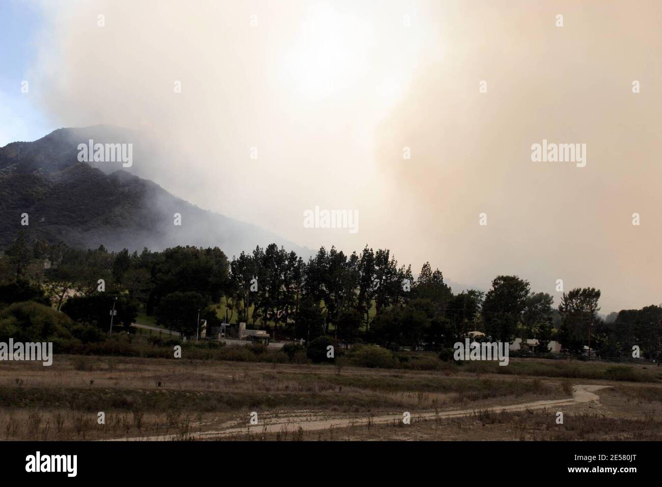 Das berühmte Hollywood-Schild war heute in Gefahr, als ein Feuer auf dem Rücken tobte. Prominente Häuser, Warner Bros Studio, Universal Studios und Forest Lawn Friedhof wurden alle von dem Brand bedroht, der angeblich von zwei Jugendlichen aus Illinois gestartet wurde. 30/07 [[rac ral]] Stockfoto