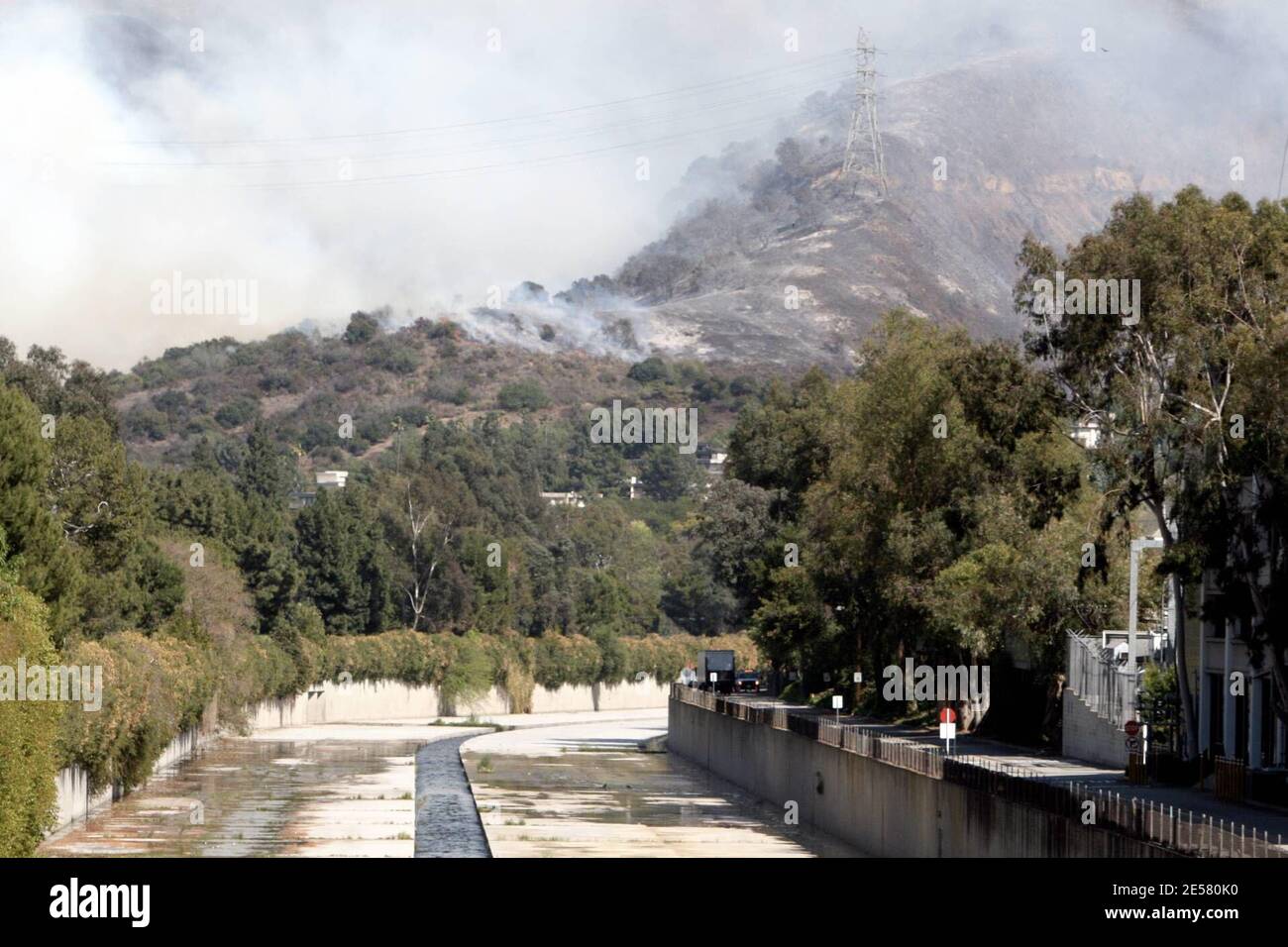 Das berühmte Hollywood-Schild war heute in Gefahr, als ein Feuer auf dem Rücken tobte. Prominente Häuser, Warner Bros Studio, Universal Studios und Forest Lawn Friedhof wurden alle von dem Brand bedroht, der angeblich von zwei Jugendlichen aus Illinois gestartet wurde. 30/07 [[rac ral]] Stockfoto