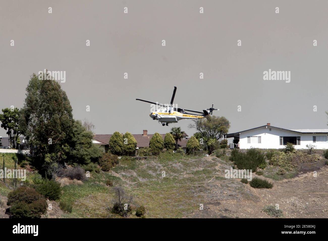 Das berühmte Hollywood-Schild war heute in Gefahr, als ein Feuer auf dem Rücken tobte. Prominente Häuser, Warner Bros Studio, Universal Studios und Forest Lawn Friedhof wurden alle von dem Brand bedroht, der angeblich von zwei Jugendlichen aus Illinois gestartet wurde. 30/07 [[rac ral]] Stockfoto
