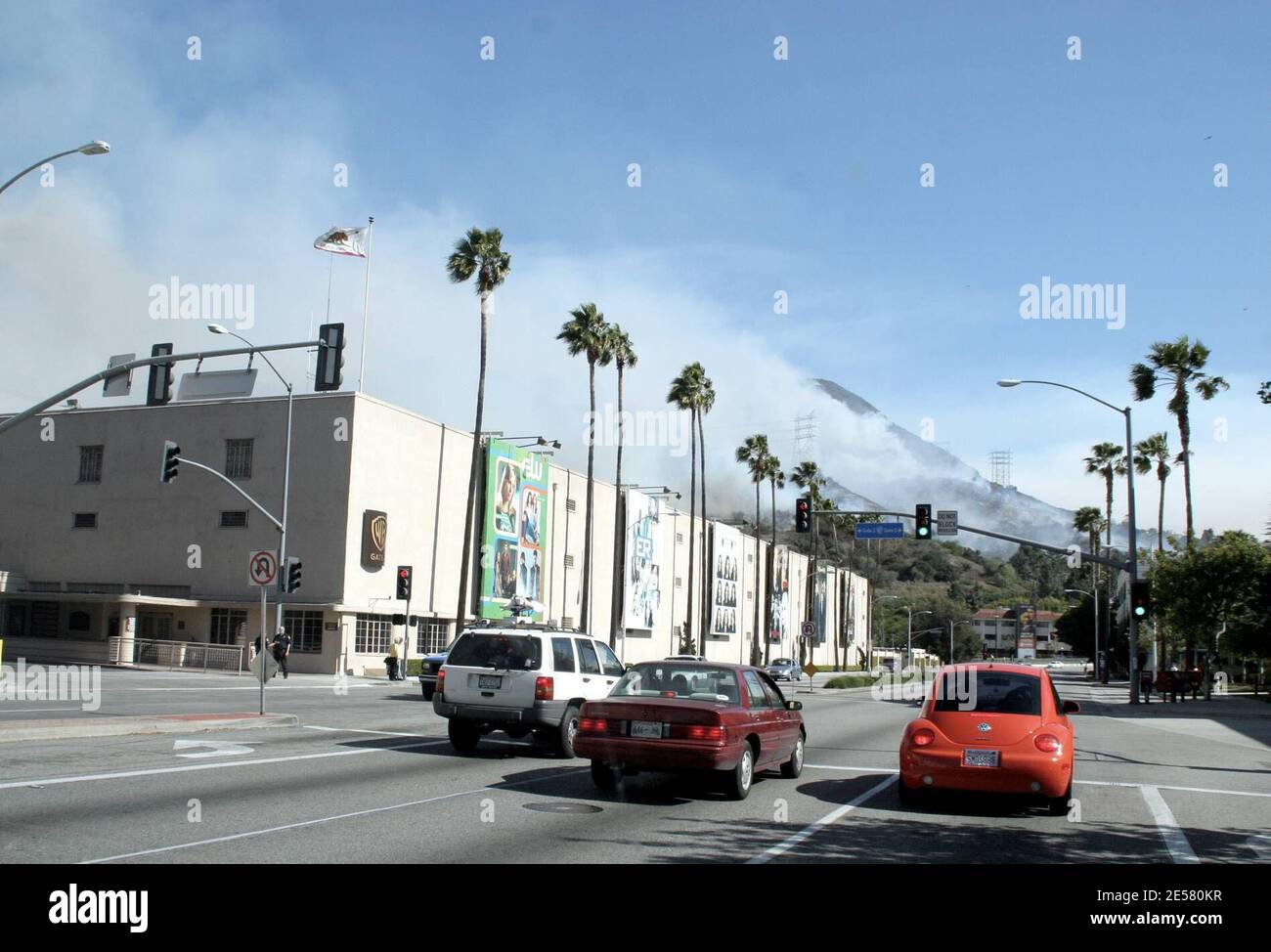 Das berühmte Hollywood-Schild war heute in Gefahr, als ein Feuer auf dem Rücken tobte. Prominente Häuser, Warner Bros Studio, Universal Studios und Forest Lawn Friedhof wurden alle von dem Brand bedroht, der angeblich von zwei Jugendlichen aus Illinois gestartet wurde. 30/07 [[rac ral]] Stockfoto