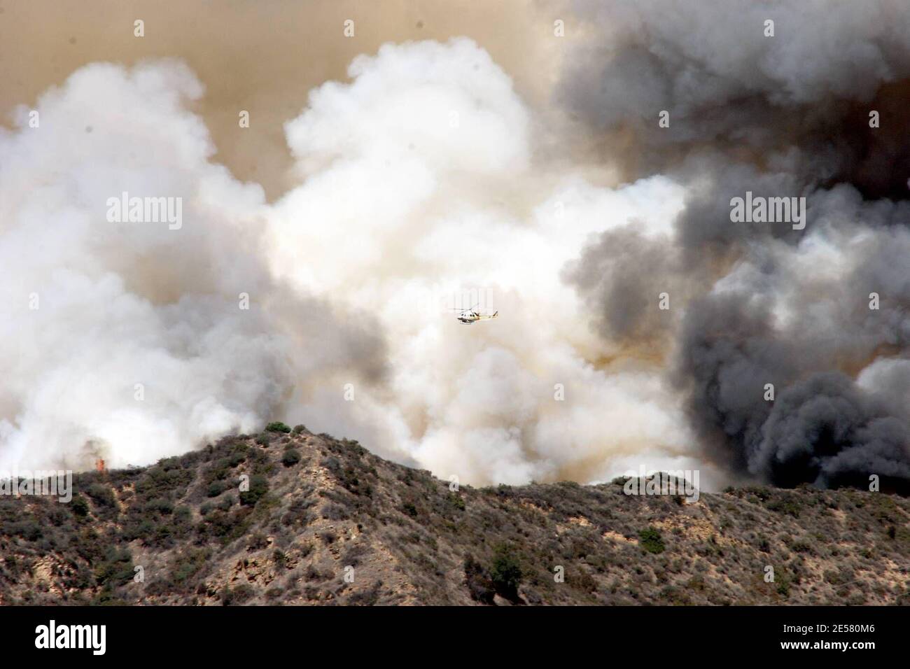 Das berühmte Hollywood-Schild war heute in Gefahr, als ein Feuer auf dem Rücken tobte. Prominente Häuser, Warner Bros Studio, Universal Studios und Forest Lawn Friedhof wurden alle von dem Brand bedroht, der angeblich von zwei Jugendlichen aus Illinois gestartet wurde. 30/07 [[rac ral]] Stockfoto