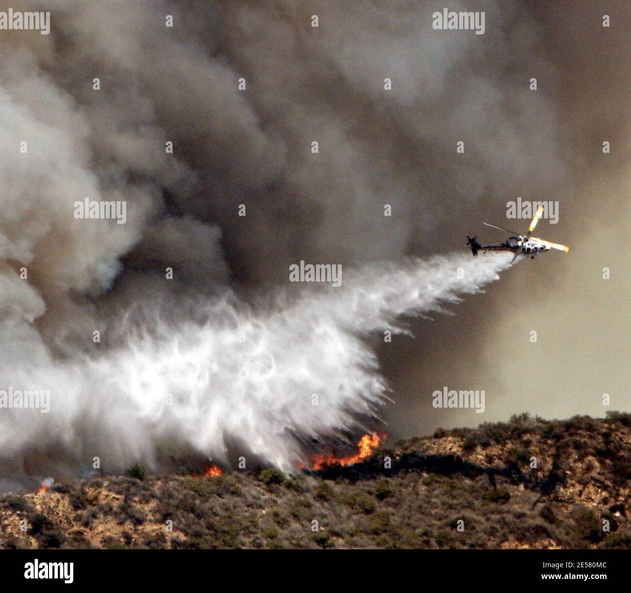 Das berühmte Hollywood-Schild war heute in Gefahr, als ein Feuer auf dem Rücken tobte. Prominente Häuser, Warner Bros Studio, Universal Studios und Forest Lawn Friedhof wurden alle von dem Brand bedroht, der angeblich von zwei Jugendlichen aus Illinois gestartet wurde. 30/07 [[rac ral]] Stockfoto