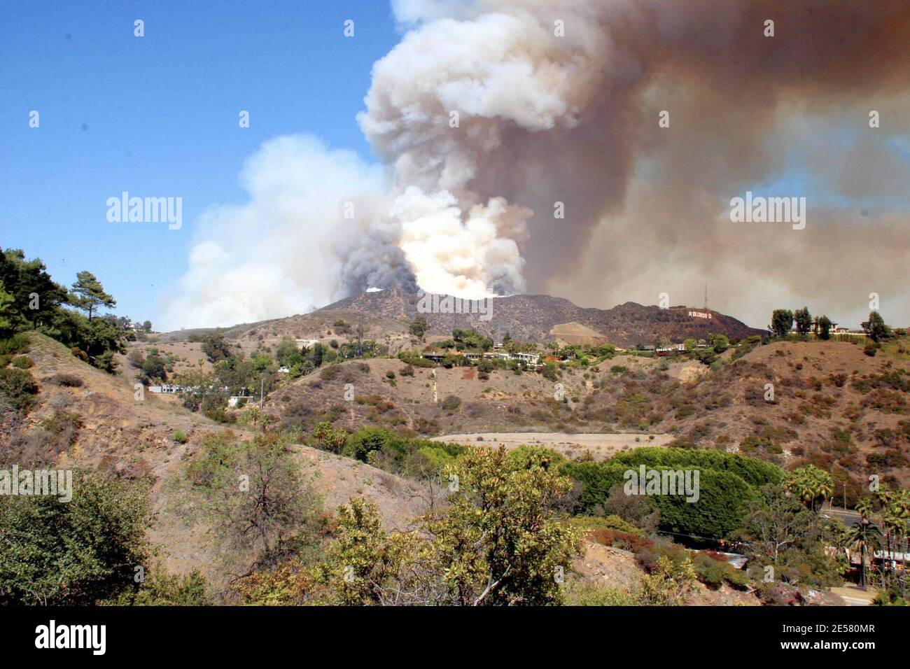 Das berühmte Hollywood-Schild war heute in Gefahr, als ein Feuer auf dem Rücken tobte. Prominente Häuser, Warner Bros Studio, Universal Studios und Forest Lawn Friedhof wurden alle von dem Brand bedroht, der angeblich von zwei Jugendlichen aus Illinois gestartet wurde. 30/07 [[rac ral]] Stockfoto