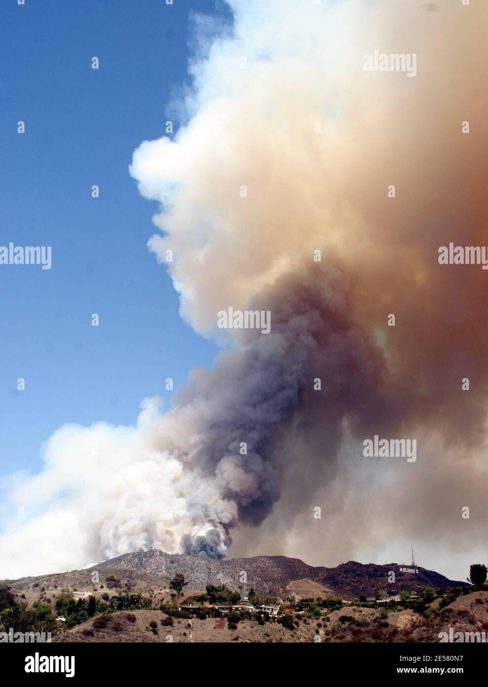 Das berühmte Hollywood-Schild war heute in Gefahr, als ein Feuer auf dem Rücken tobte. Prominente Häuser, Warner Bros Studio, Universal Studios und Forest Lawn Friedhof wurden alle von dem Brand bedroht, der angeblich von zwei Jugendlichen aus Illinois gestartet wurde. 30/07 [[rac ral]] Stockfoto