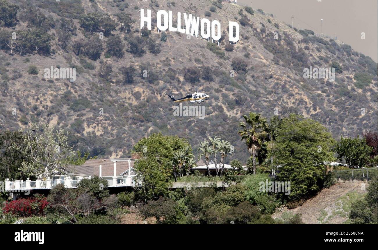 Das berühmte Hollywood-Schild war heute in Gefahr, als ein Feuer auf dem Rücken tobte. Prominente Häuser, Warner Bros Studio, Universal Studios und Forest Lawn Friedhof wurden alle von dem Brand bedroht, der angeblich von zwei Jugendlichen aus Illinois gestartet wurde. 30/07 [[rac ral]] Stockfoto