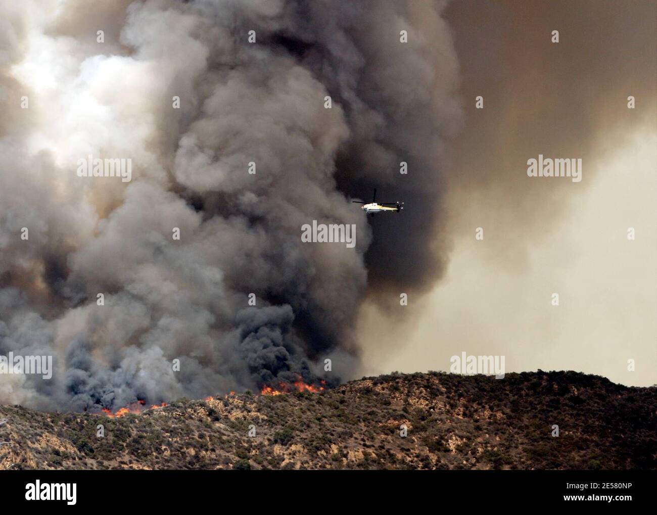 Das berühmte Hollywood-Schild war heute in Gefahr, als ein Feuer auf dem Rücken tobte. Prominente Häuser, Warner Bros Studio, Universal Studios und Forest Lawn Friedhof wurden alle von dem Brand bedroht, der angeblich von zwei Jugendlichen aus Illinois gestartet wurde. 30/07 [[rac ral]] Stockfoto