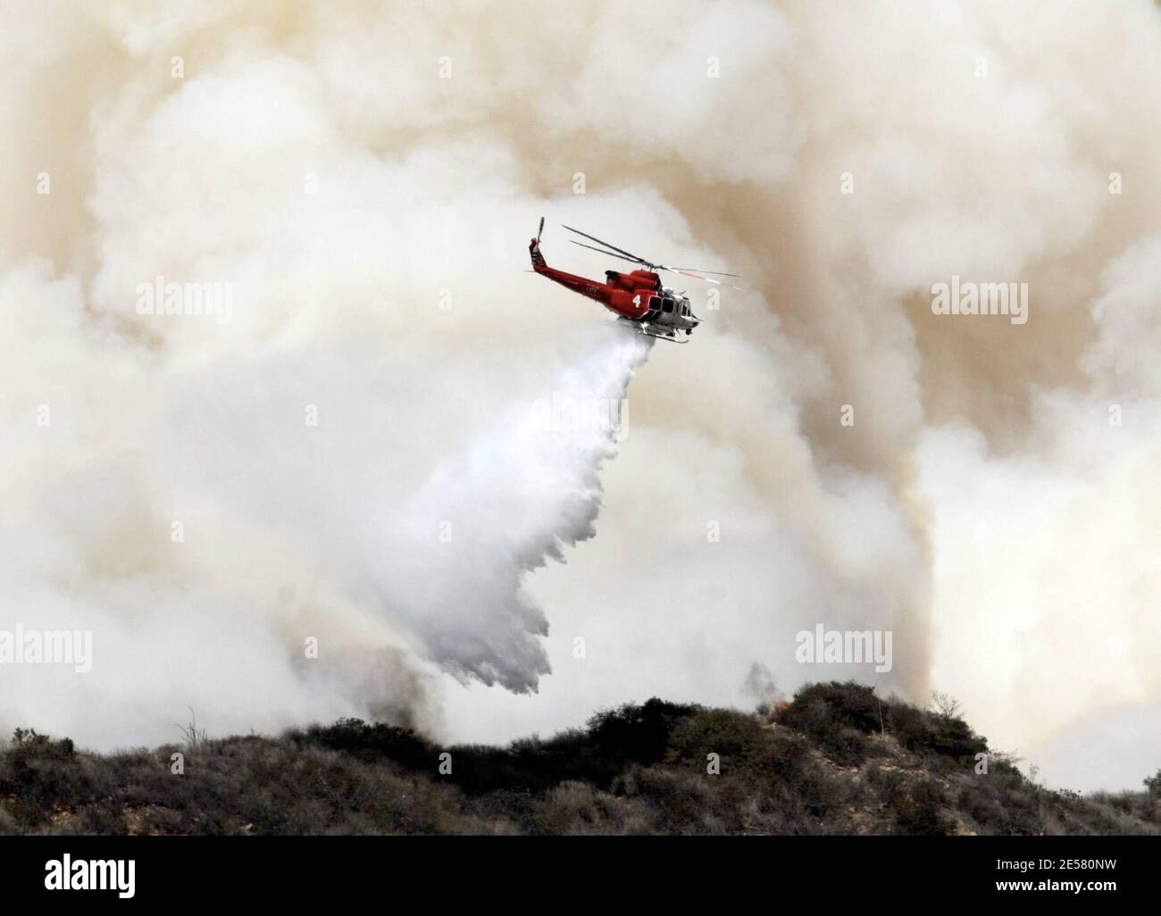 Das berühmte Hollywood-Schild war heute in Gefahr, als ein Feuer auf dem Rücken tobte. Prominente Häuser, Warner Bros Studio, Universal Studios und Forest Lawn Friedhof wurden alle von dem Brand bedroht, der angeblich von zwei Jugendlichen aus Illinois gestartet wurde. 30/07 [[rac ral]] Stockfoto