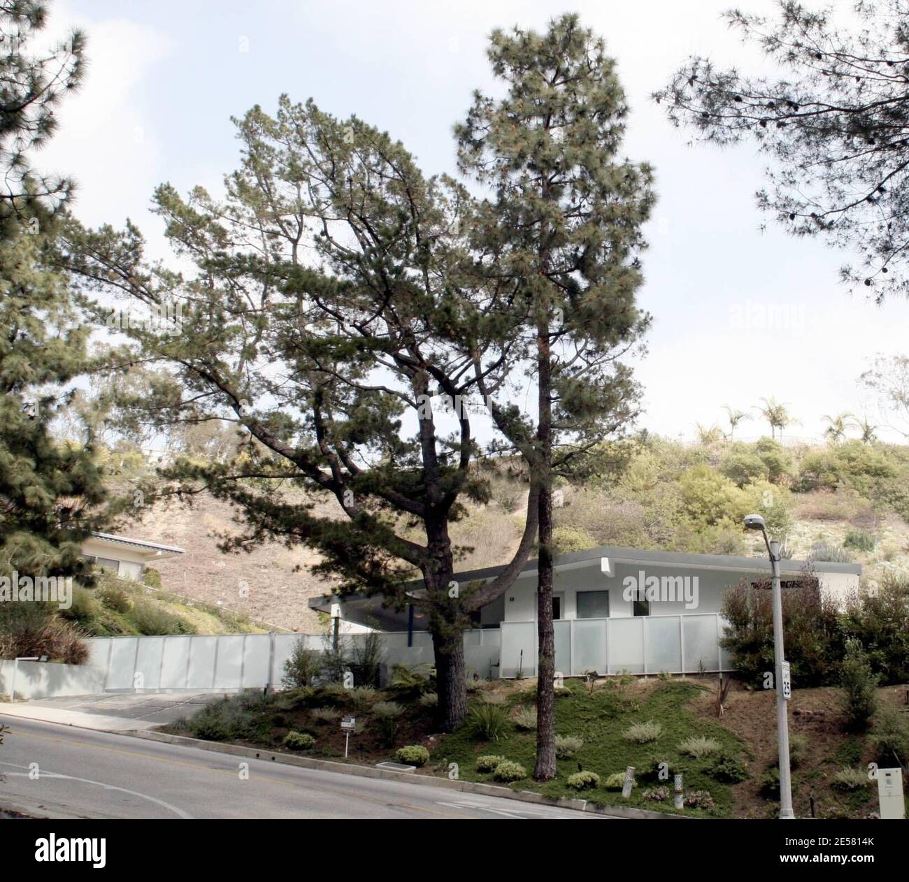 Jordan und der Mann Peter Andre verbrachten Zeit damit, dieses 6,5 Millionen Dollar teure, 4 Schlafzimmer, 4 Badezimmer, Beverly Hills Haus in ca. zu besichtigen, zu dessen Nachbarn Jennifer Aniston, Courtney Cox und das Osbournes gehören. Das eingezäunte und renovierte Haus verfügt über: Meerblick; State-of-the-Art Sound; Sicherheits- und Beleuchtungssysteme; verschwindende Glaswände; Patara Kalksteinboden aus der Türkei importiert; Afrikanische Mahagoni Furnier benutzerdefinierte Türen und Schränke; und Speckstein, Silestone und Lago Blue Ceasarstone Oberflächen. Es hat auch einen Pool, Spa und Wasserfall. 6/07 [[ral]] Stockfoto