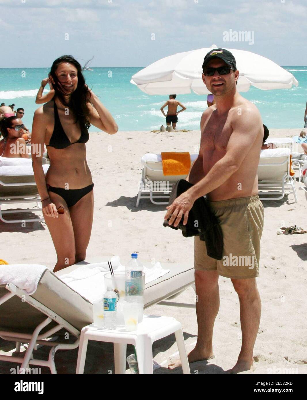 Bad Boy Schauspieler Christian Slater und neue Freundin Jessica (Check) kuschelig beim Speedboat Rennen auf Miami Beach, Fla. 4/22/07. [[Tag mab]] Stockfoto