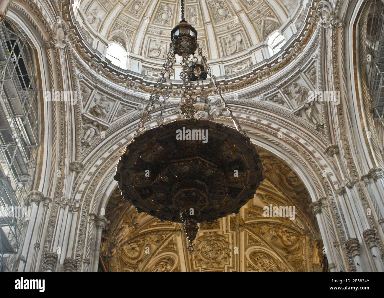 Moschee-Kathedrale von Córdoba: Kuppel des Renaissanceschiffs und Querschiffs. Spanien Stockfoto