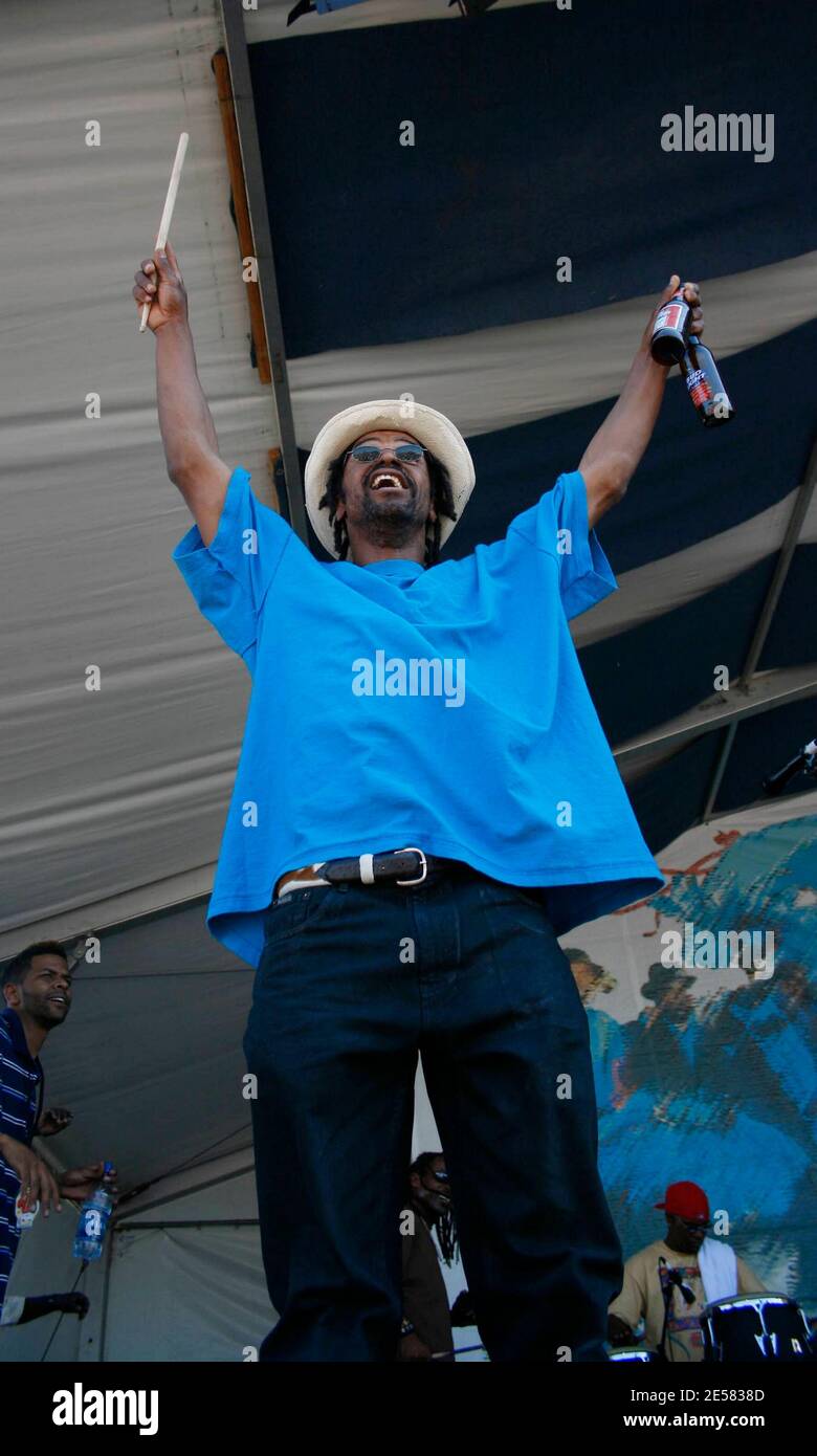 Newbirth Brass Band treten am 1. Tag des New Orleans Jazz Fest, New Orleans, 28. April 07 auf. [[kat]] Stockfoto