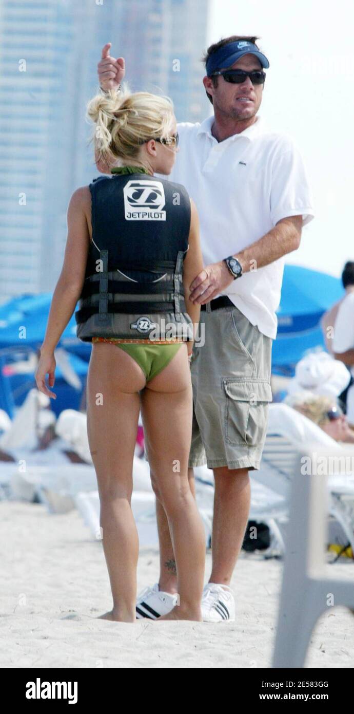 Exklusiv!! Playboy Playmate und Freundin von Hugh Hefner Kendra Wilkinson geht Jetsking und Parasailing mit einem freund am Samstagnachmittag auf Miami Beach, FL, 5/5/07. [[mab]] Stockfoto