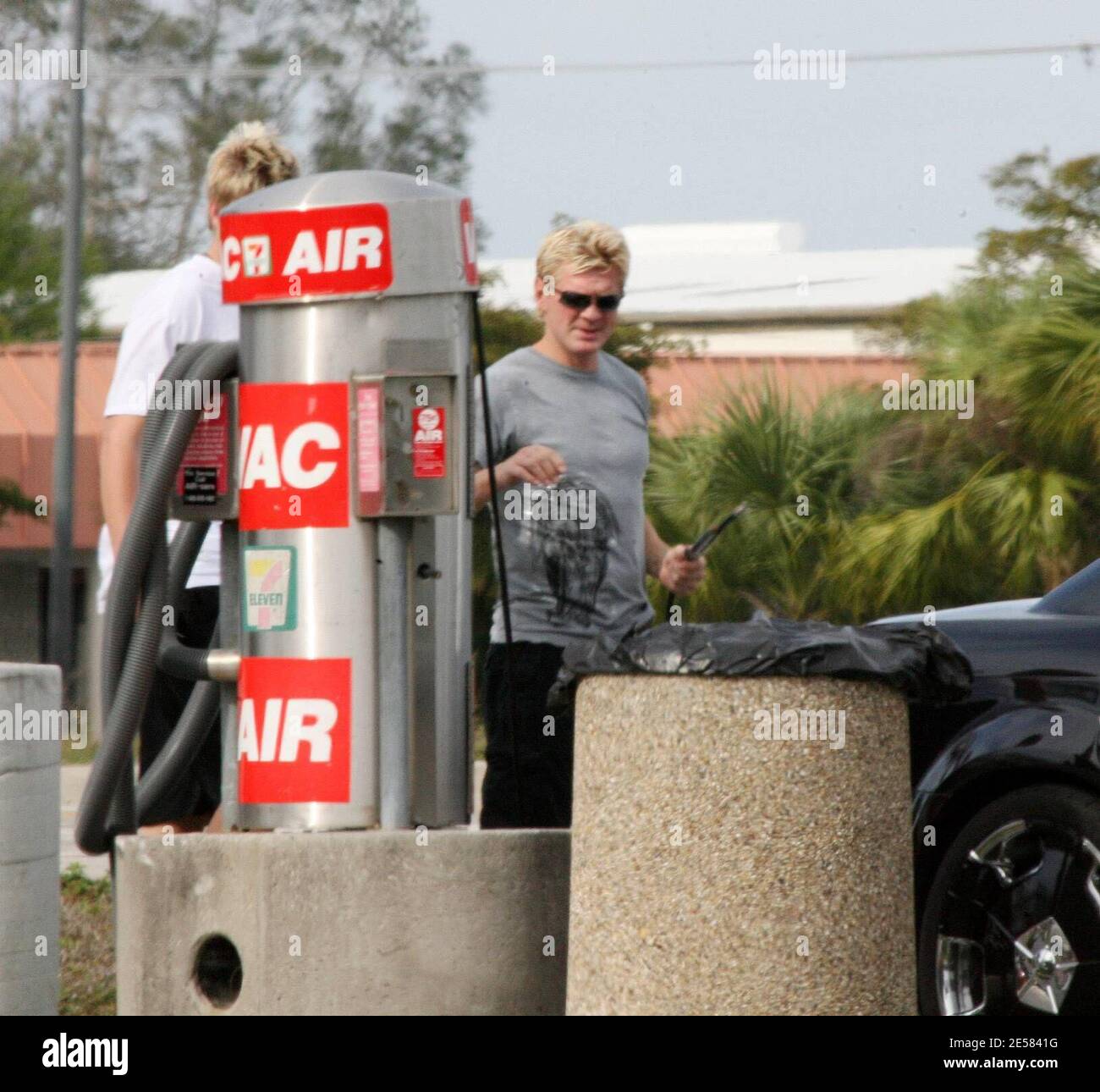 Exklusiv!! Der deutsche Fußball-Ass Stefan Effenberg hilft seinem Sohn dabei, Luft in die Autoreifen zu stecken. Danach schüttelte das Paar die Hände und stieß Schultern bei einem Job Gut gemacht. Fort Myers, Florida 03/03/07. [[Tag]] Stockfoto