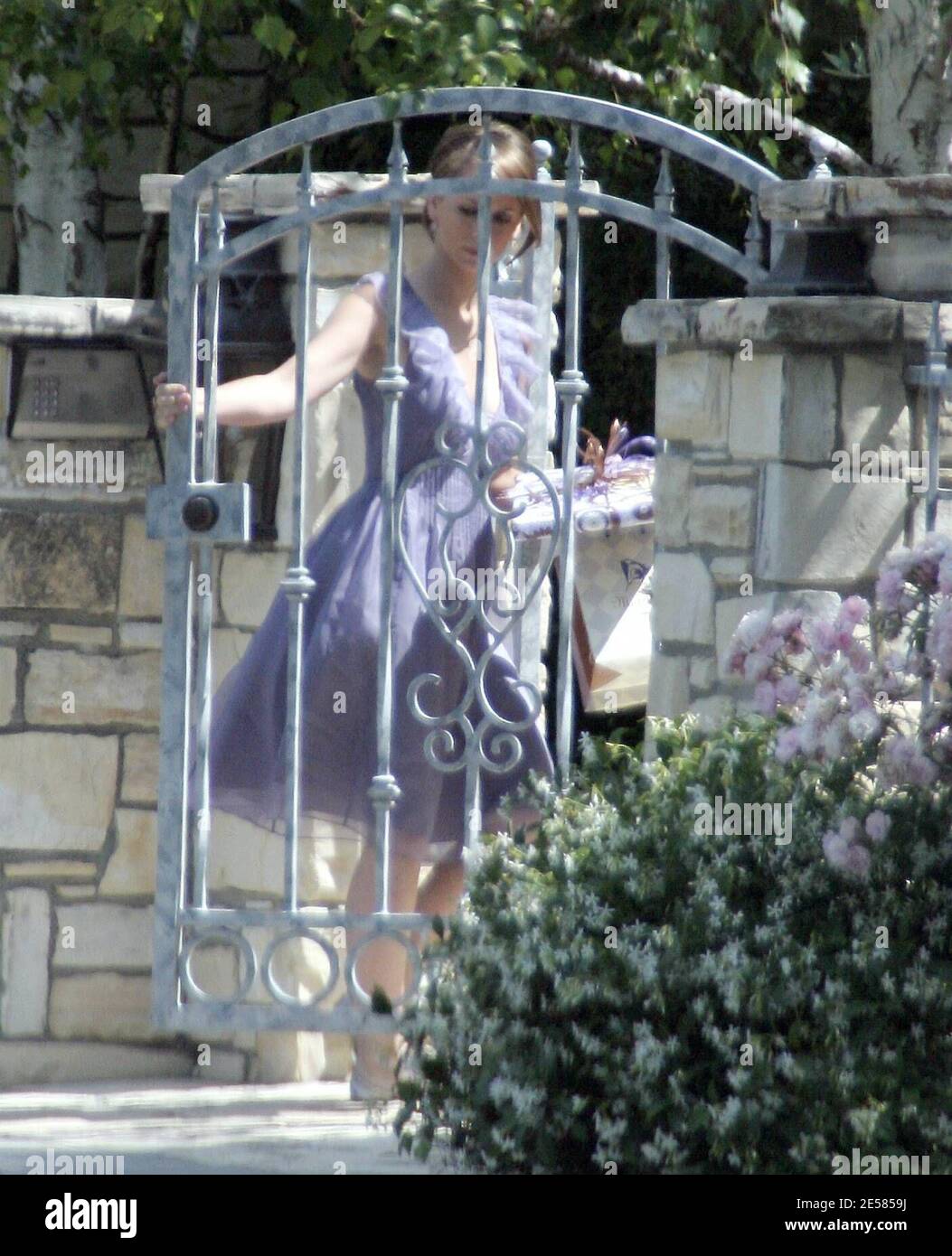 Exklusiv!! Jennifer Love Hewitt bringt ihrer Mutter Pat ein Geschenk zum Muttertag. Toluca Lake, Kalifornien 5/13/07. [[rac ral]] Stockfoto