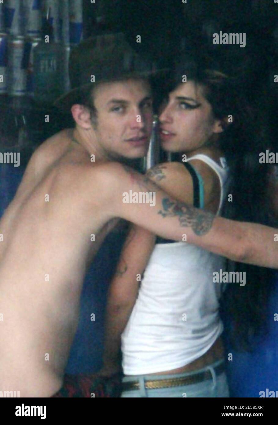 Exklusiv!! Die britische Gesangsensation Amy Winehouse sagte: "Ja, ja, ja!" Am Freitagmorgen in Miami, wo sie heiratete fianc Blake Fielder-Civil in einer intimen Zeremonie von sechs Freunden. Nach den Nuptials ging das glückliche Paar in die Poolbar des Miami Beach Hotels, wo sie mit Getränken feierten und ihre offensichtliche Zuneigung füreinander zeigten. Miami, Florida 5/18/07. [[mab]] Stockfoto