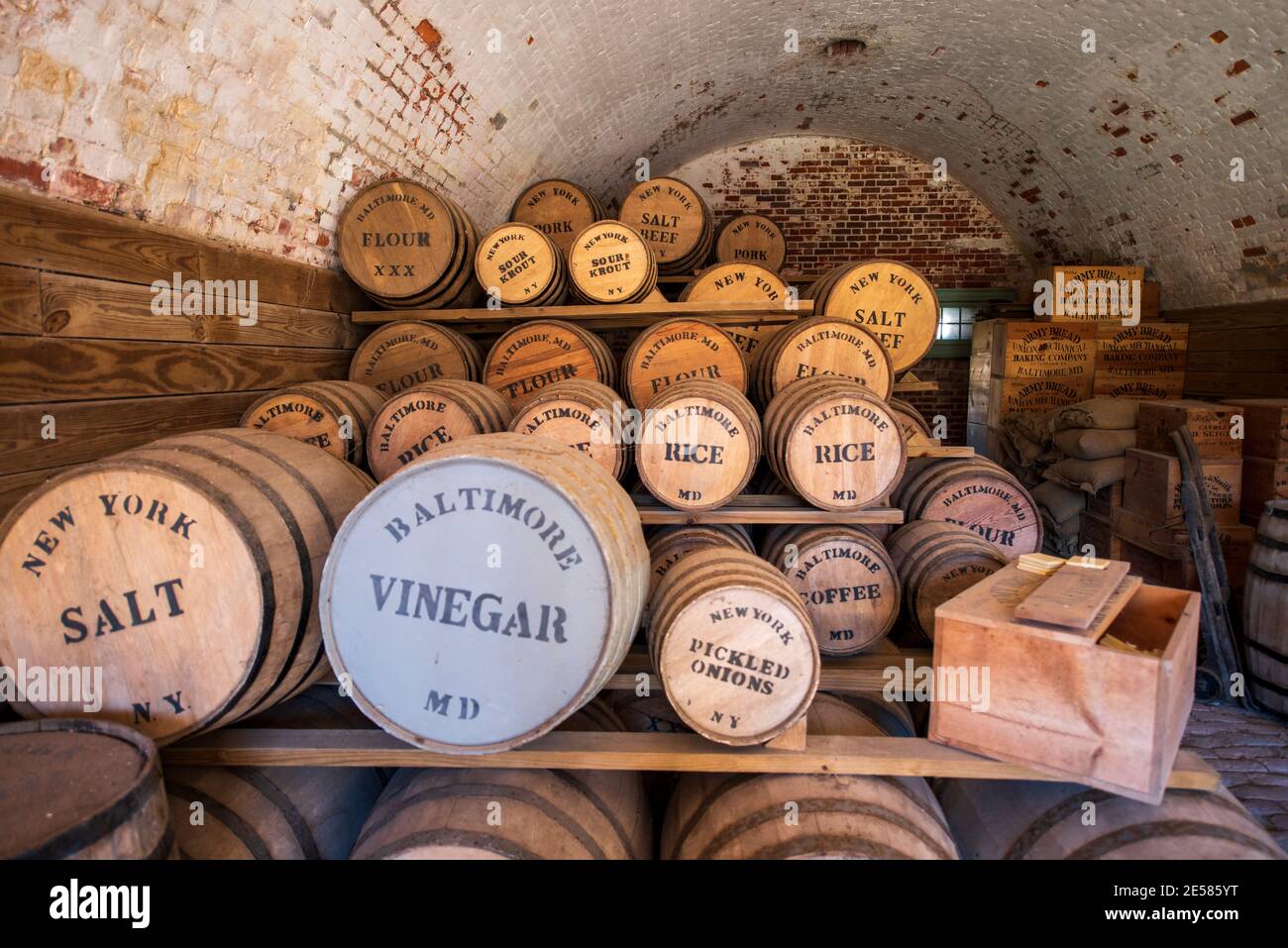 Fässer mit der Aufschrift "Essig, Salzbeef, Reis, Mehl, Salz, Melasse, eingelegte Zwiebeln und Kaffee" füllen einen neu geschafften Rationslagerraum im Fort Macon State Stockfoto