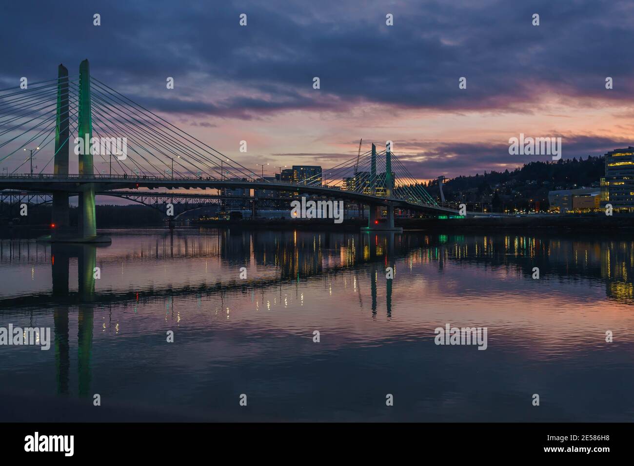 Portland, OR, USA bei Nacht: Tilikum Crossing Stockfoto