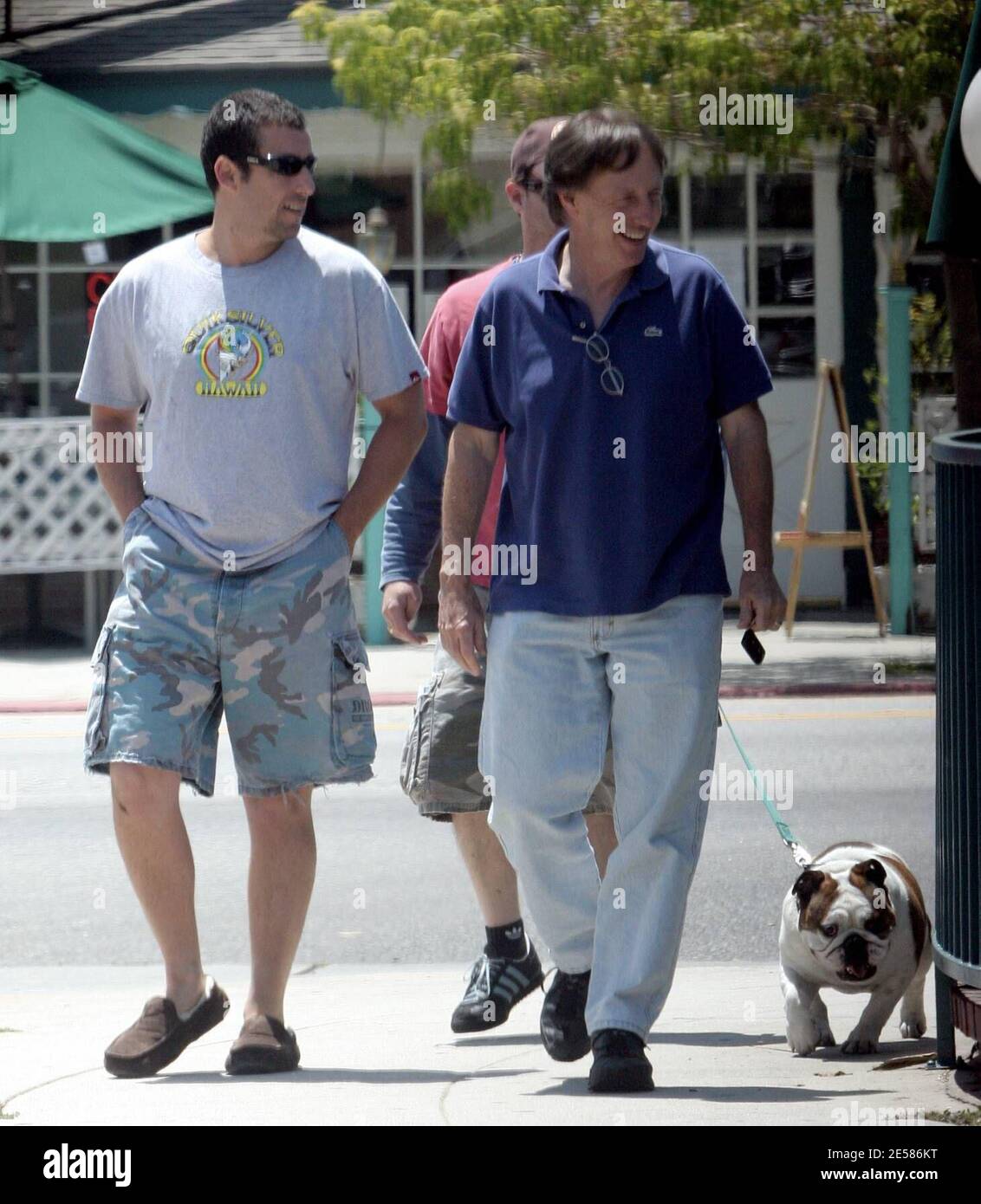 Exklusiv!! Adam Sandler und seine Freunde sorgten dafür, dass sich Adams Hund Matzah Ball beim Brunch in Los Angeles, Kalifornien, nicht ausgelassen fühlte. Zuerst gab Adam seinem geliebten Putsch seine Reste, dann tat es einer seiner Freunde ebenfalls. Schließlich starrte Matzah Ball jeden Passanten an, in der Hoffnung auf weitere Fetzen. Alle Fellas wdllten aus dem Restaurant und es sah ziemlich glücklich aus. 23/07. [[rac ral]] Stockfoto