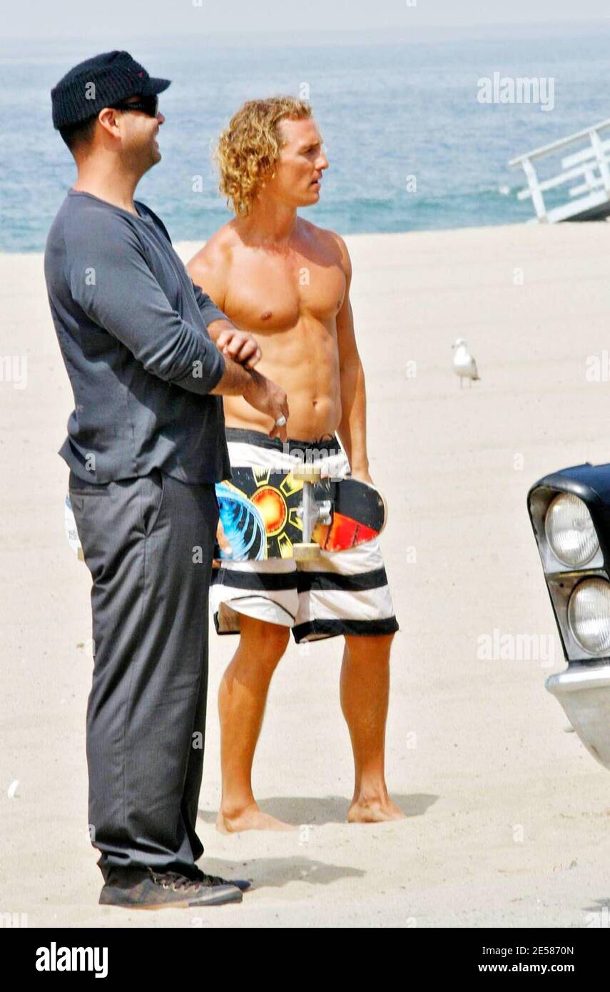 Exklusiv!! Matthew McConaughey versucht auszuarbeiten, wie man ein  Skateboard auf dem Satz seines neuen Films "Surfer Dude" in Malibu,  Kalifornien, fährt. 5/25/07. [[LAJ]] Stockfotografie - Alamy