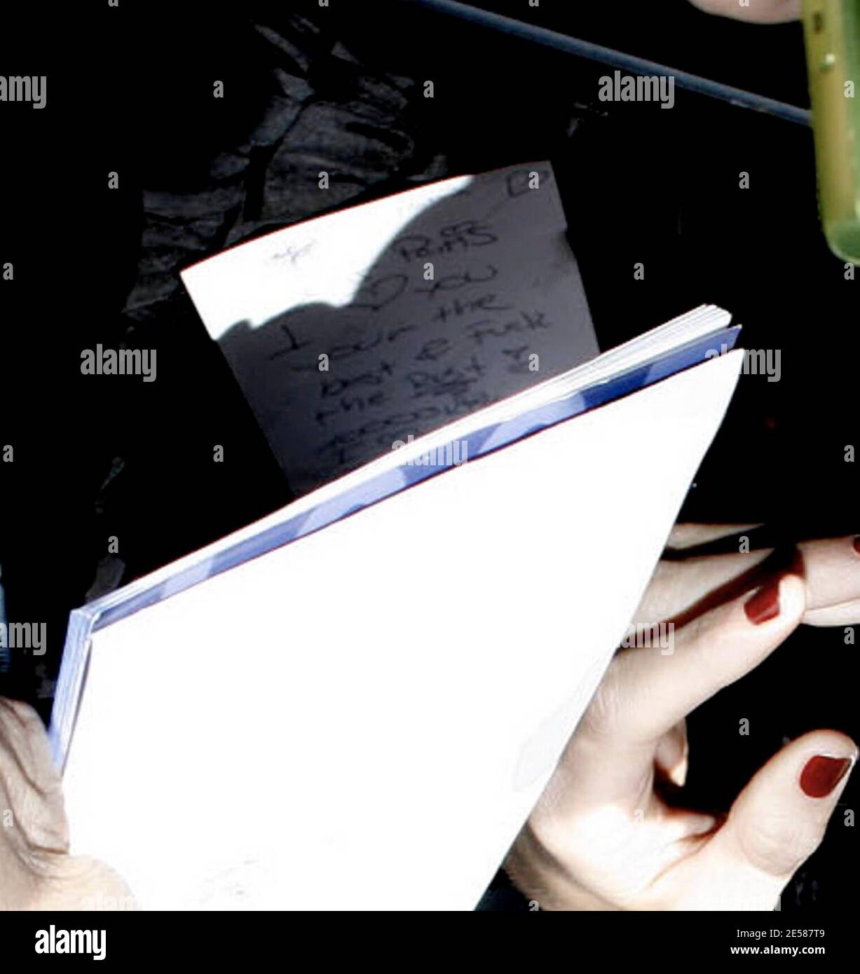 Paris und Nicky machen sich bereit für eine Nacht in der Stadt, um die MTV Movie Awards zu feiern. Pariser Fans waren bei ihnen zu Hause, um ihr alles gute zu wünschen, bevor sie in den nächsten Tagen ins Gefängnis geht und um Fotos und Autogramme bittet. Ein Fan übergab ihr eine Unterstützungsnote, die sie las, als sie in ihrer Limousine wegfuhr. West Hollywood, Kalifornien, 3. Juni 07. [[wam]] Stockfoto