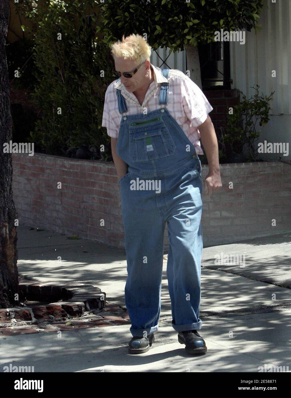 Exklusiv!! Was für ein Rotten Haarschnitt, Johnny! Wir haben John Lydon alias Johnny Rotten für einen Spaziergang in einem Paar Farmer-Style Denim Latzhose und einem seltsamen Haarschnitt gefangen, der fast aussah, als ob er blutete. Los Angeles, Kalifornien, 6/6/07. [[rac ral]] Stockfoto