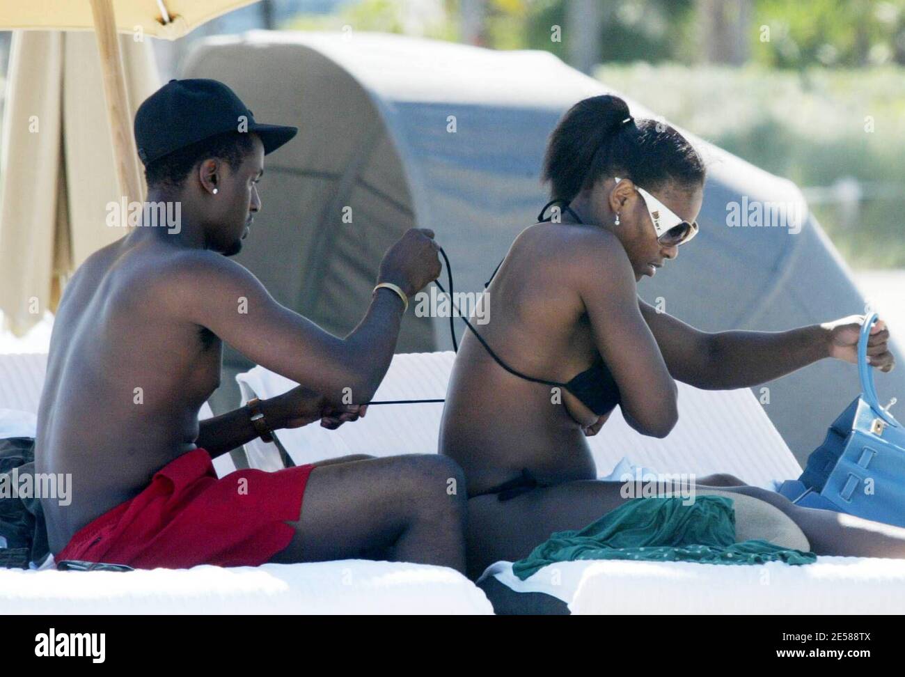 Exklusiv!! Serena Williams' Freund Jackie Long, rettet sie während eines Tages in Miami Beach, Florida 6/10/07 vor einer Fehlfunktion der Garderobe. [[mab]] Stockfoto