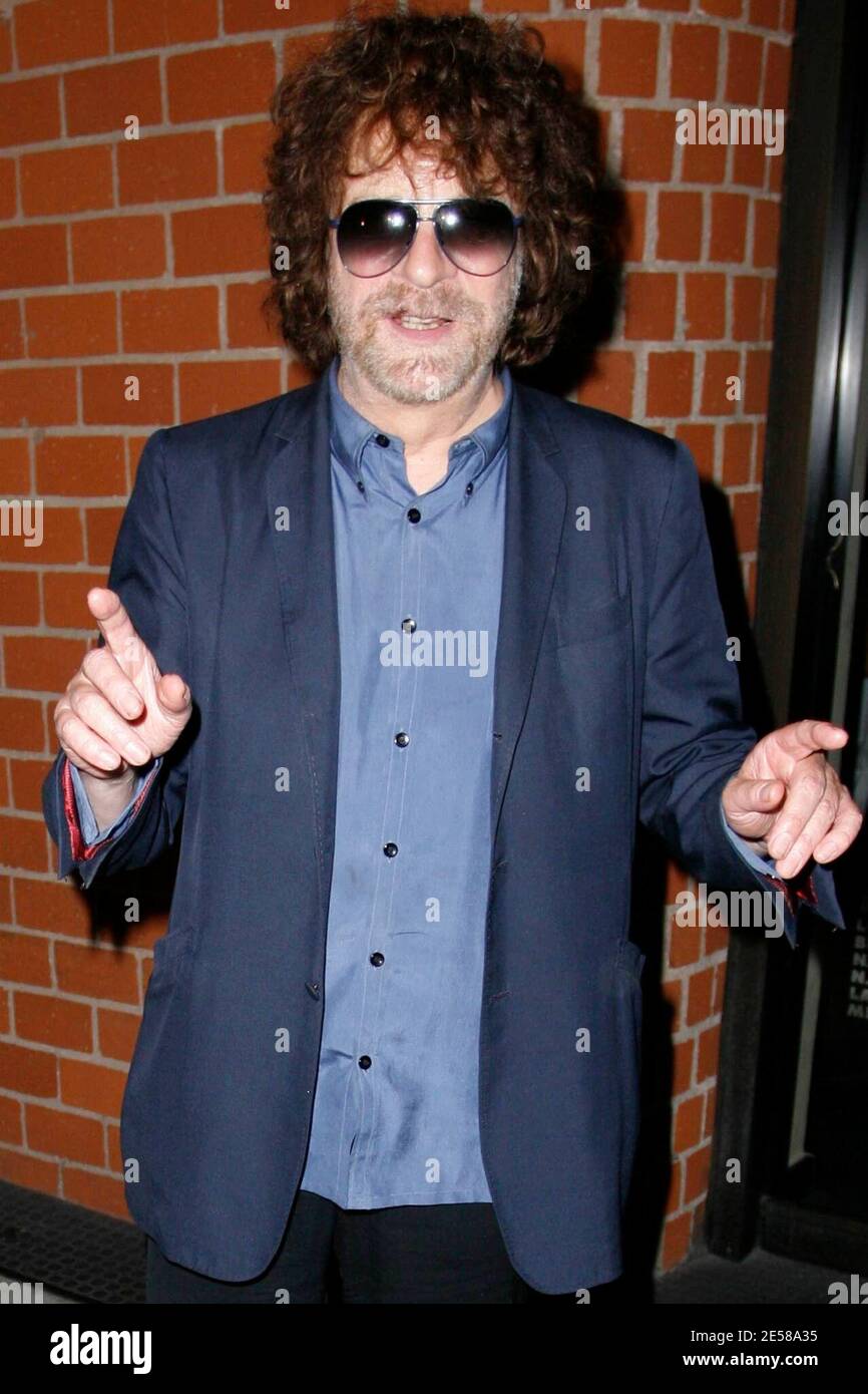 ELO-Gründer und Traveling Wilbury Jeff Lynne scherzt mit Fotografen und Fans nach dem Abendessen im Mr. Chow in Beverly Hills. Los Angeles. 20.2007. [[laj]] Stockfoto