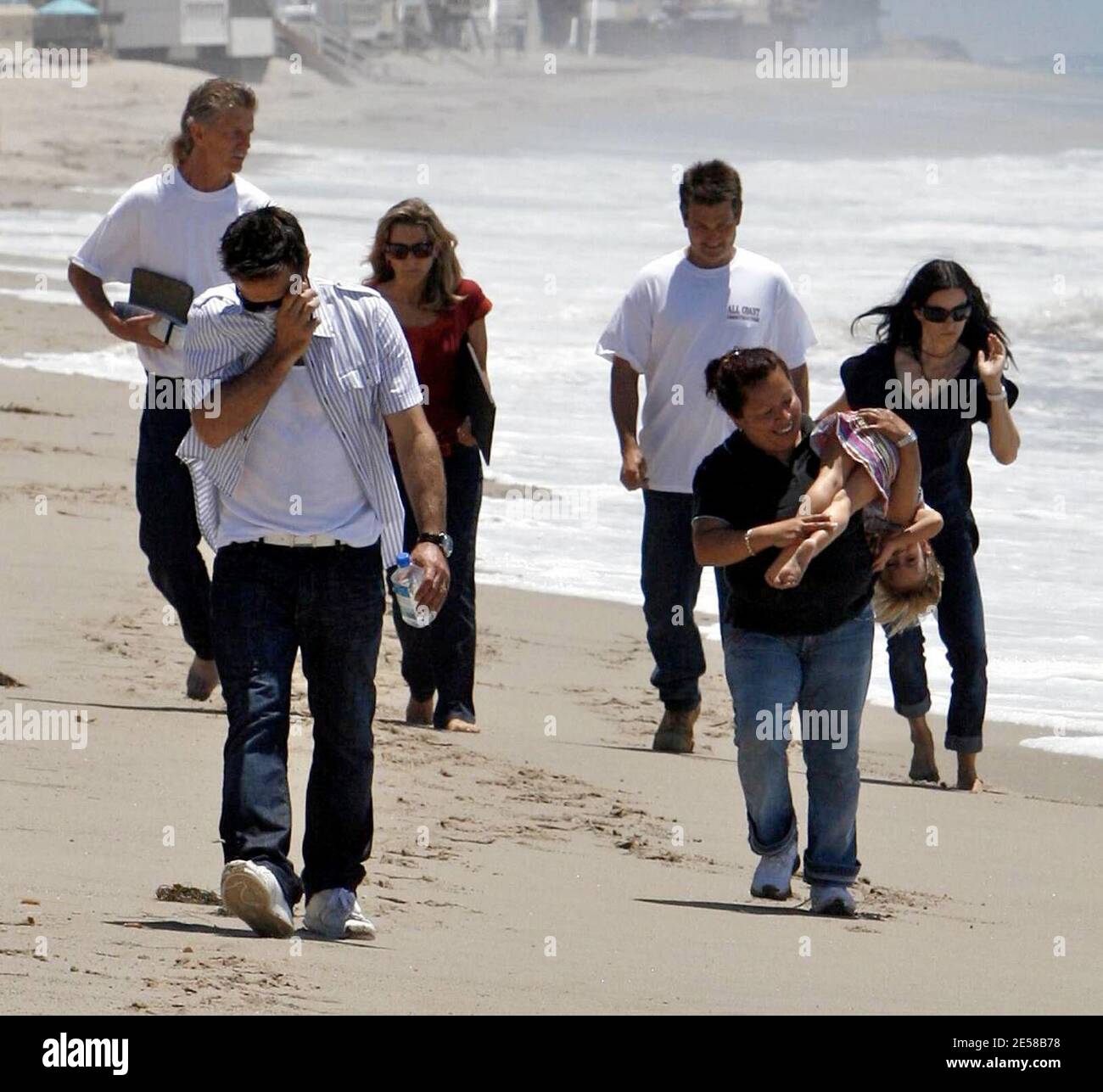 Courtney Cox und David Arquette machen einen Spaziergang am Strand. Das Kindermädchen des Paares war damit beschäftigt, Tochter Coco amüsiert zu halten, indem sie sie über ihre Schulter hing. Malibu, Kalifornien, 2. Juli 07. [[laj]] Stockfoto