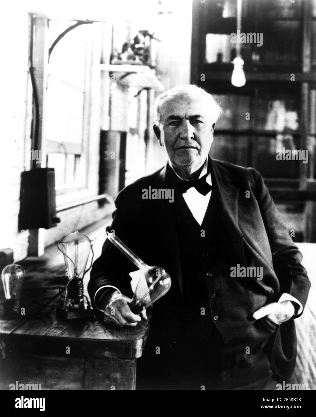 Der Us-Amerikanische Erfinder Die Elektrische Lampe Thomas Alva Edison (  1847 - 1931 ) - Inventore - Lampadina Elettrica Ad