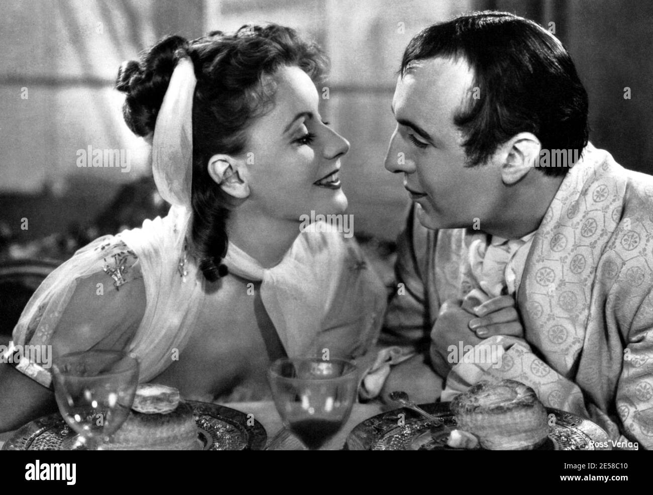 1937, USA: GRETA GARBO und CHARLES BOYER in DER EROBERUNG (Maria Walewska) von Clarence Brown, Metro-Goldwyn-Mayer MGM - FILM - KINO - FILM - Napoleon - NAPOLEONE BONAPARTE - profilo - Profile - love scene - scena d' amore - M.G.M. chignon - abbraccio - Embrace - innamorati - amanti - lovers - vol au vent - vol-au-vent vestaglia da camera ---- Archivio GBB Stockfoto