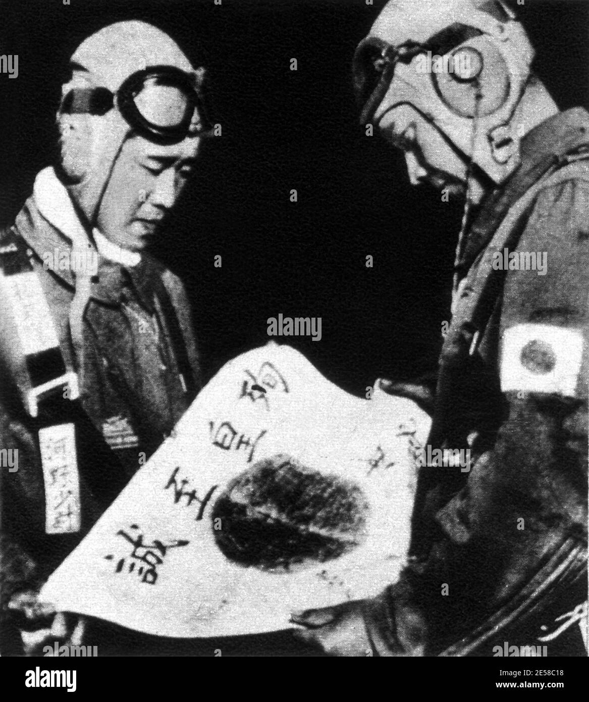1943 c., JAPAN : Japanischer KAMIKAZE mit einer Flagge von anderen Gefährten signiert - 2. Weltkrieg - 2. WELTKRIEG - Seconda Guerra Mondiale - GIAPPONE - AVIAZIONE - suicidio - Selbstmord - Selbstmord - Militäruniform - divisa uniforme militare ---- Archivio GBB Stockfoto