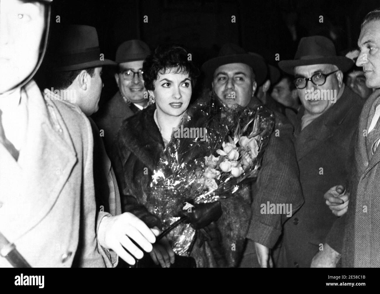 1956 , märz , Bologna , ITALIEN : die gefeierte italienische Filmschauspielerin GINA LOLLOBRIGIDA im Teatro Duse ( Via Cartolerie ) singt während einer Benefizgala Soirée - FILM - KINO - ATTRICE - Pelliccia - Fell - Visone - Nerz - Portrait - ritratto - Candid still -- -- Archivio GBB Stockfoto