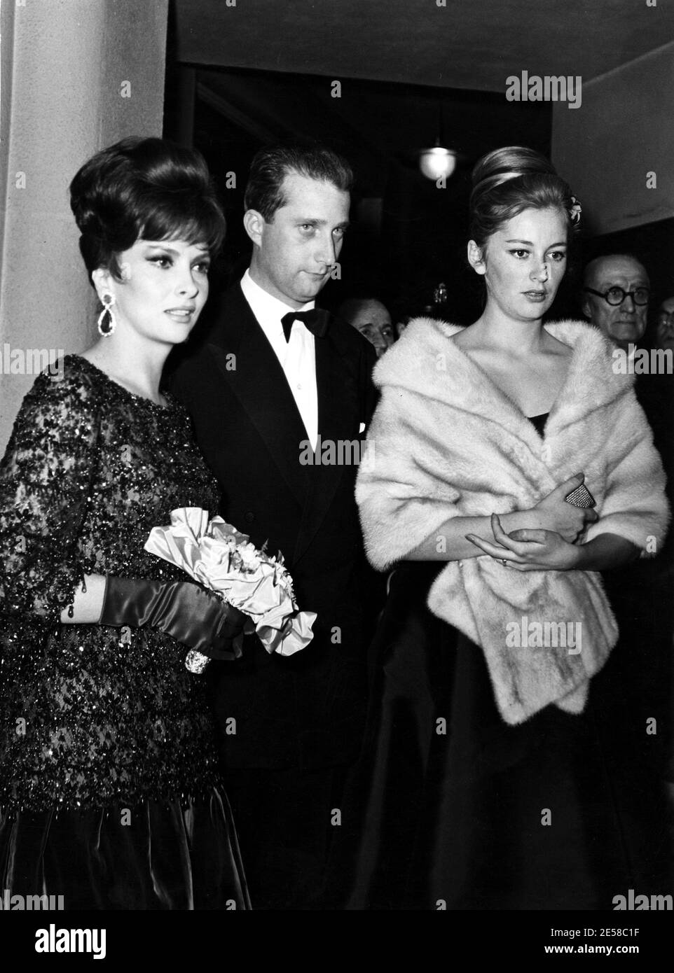 1960 c., Bruxelles , BELGIEN : die gefeierte italienische Filmschauspielerin GINA LOLLOBRIGIDA treffen den König Baudovin ( BALDOVINO ) Und seine Frau die italienische Adelsprinzessin PAOLA RUFFO DI CALABRIA von Liége während einer Filmfestspieleröffnung - KINO - FILM - prémiére - re - BELGIO - Portrait - ritratto - Candid still - Nerz sable fur - pelliccia Stola di Visone - Ohrentropfen - Ohrentropfen - Orecchino - Orecchini - gioiello - gioielli - Schmuck - Schmuck - Handschuhe - Handschuh - guanto - guanti - Adel - Royalty - nobiltà italiana - reali - regina - Queen - nobili ---- Archivio GBB Stockfoto
