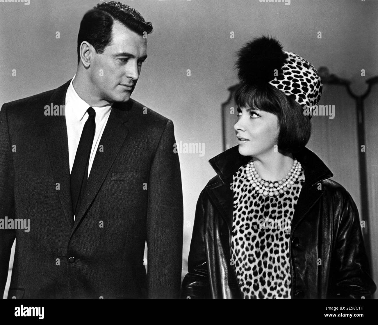 1964 , USA : die italienische Filmschauspielerin GINA LOLLOBRIGIDA mit ROCK HUDSON in SELTSAMEN BETTGENOSSEN ( Strani compagni di letto ) von Melvin Frank , Universal Studio Stills photo - CINEMA - FILM - innamorati - Lovers - love scene - scena d' amore - profilo - profile - Hut - cappello - collana - Kette - perla - perle - Perlen - Perle - Maculato - Leopardo - Leopard - tesuto stoffa leopardata leopardato - ghepardo ---- Archivio GBB Stockfoto